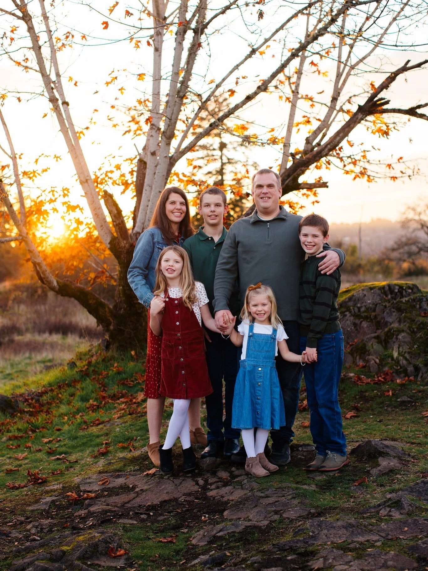 Sneak peek time ✨
This sweet family showed up with four wonderfully rambunctious kiddos &mdash; and honestly, that energy is what made the photos perfect. Real laughter, real chaos, real love&hellip; my favorite combo. And Im not just saying that. 

