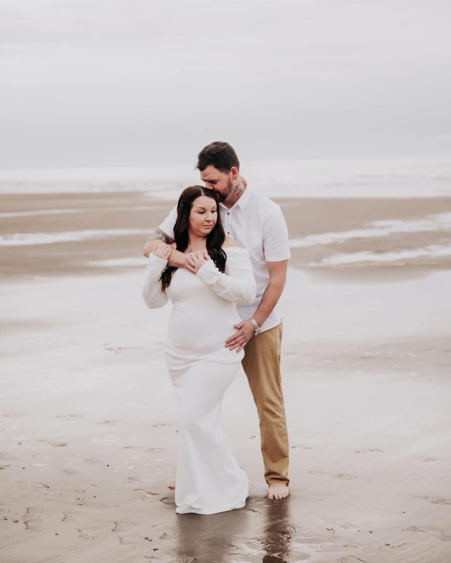 Spring beach sessions just hit different 🌊
We had the most perfect weather for this engagement session&mdash;soft skies, calm waves, and just enough breeze to make everything feel effortless. These two were completely in their element, and it shows 