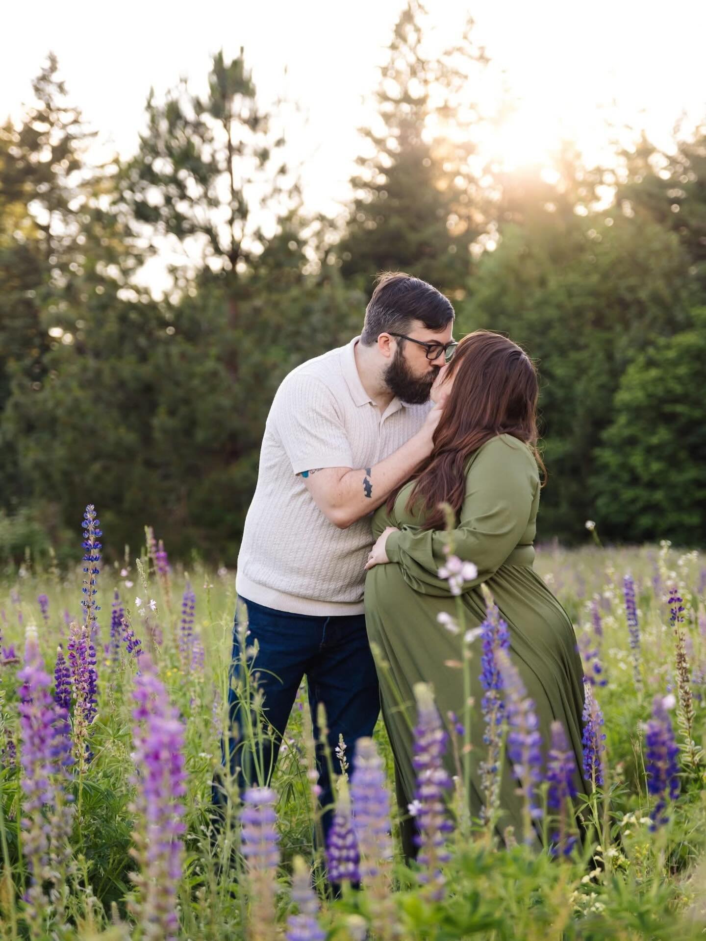 This maternity session was an absolute dream 🌸🤍
As they prepare to welcome their first baby, we spent the evening surrounded by beautiful blooms that couldn&rsquo;t have been a more perfect fit for their little one&rsquo;s sweet floral-inspired nam