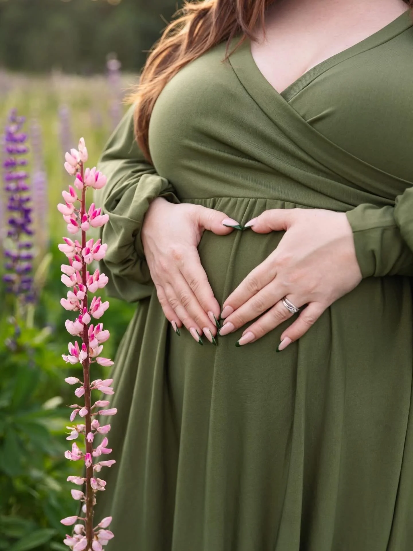This maternity session was an absolute dream 🌸🤍
As they prepare to welcome their first baby, we spent the evening surrounded by beautiful blooms that couldn&rsquo;t have been a more perfect fit for their little one&rsquo;s sweet floral-inspired nam