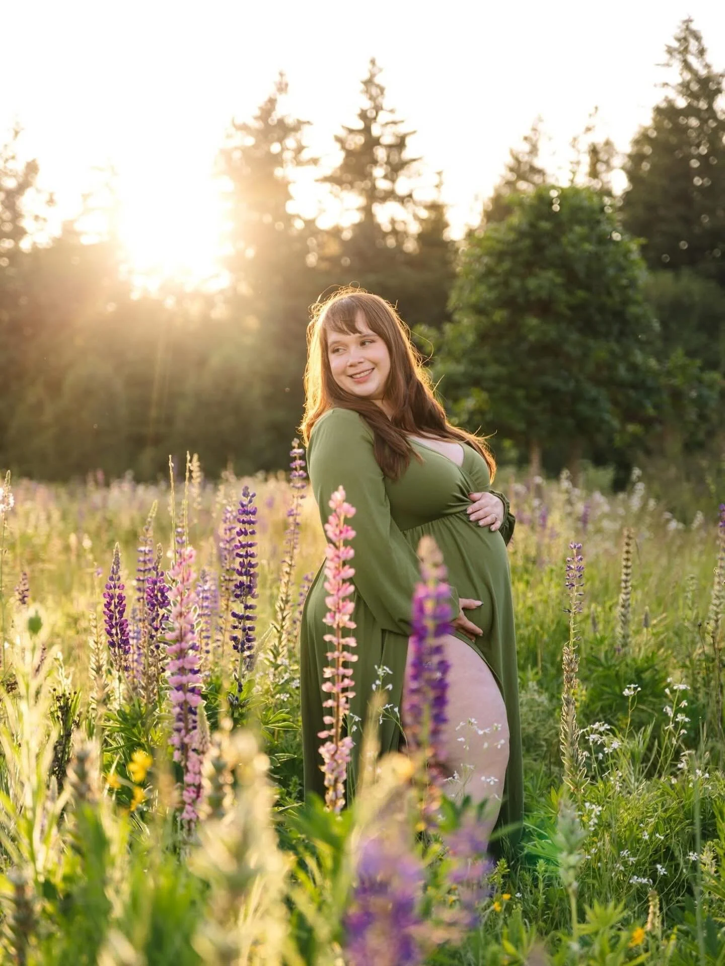 This maternity session was an absolute dream 🌸🤍
As they prepare to welcome their first baby, we spent the evening surrounded by beautiful blooms that couldn&rsquo;t have been a more perfect fit for their little one&rsquo;s sweet floral-inspired nam