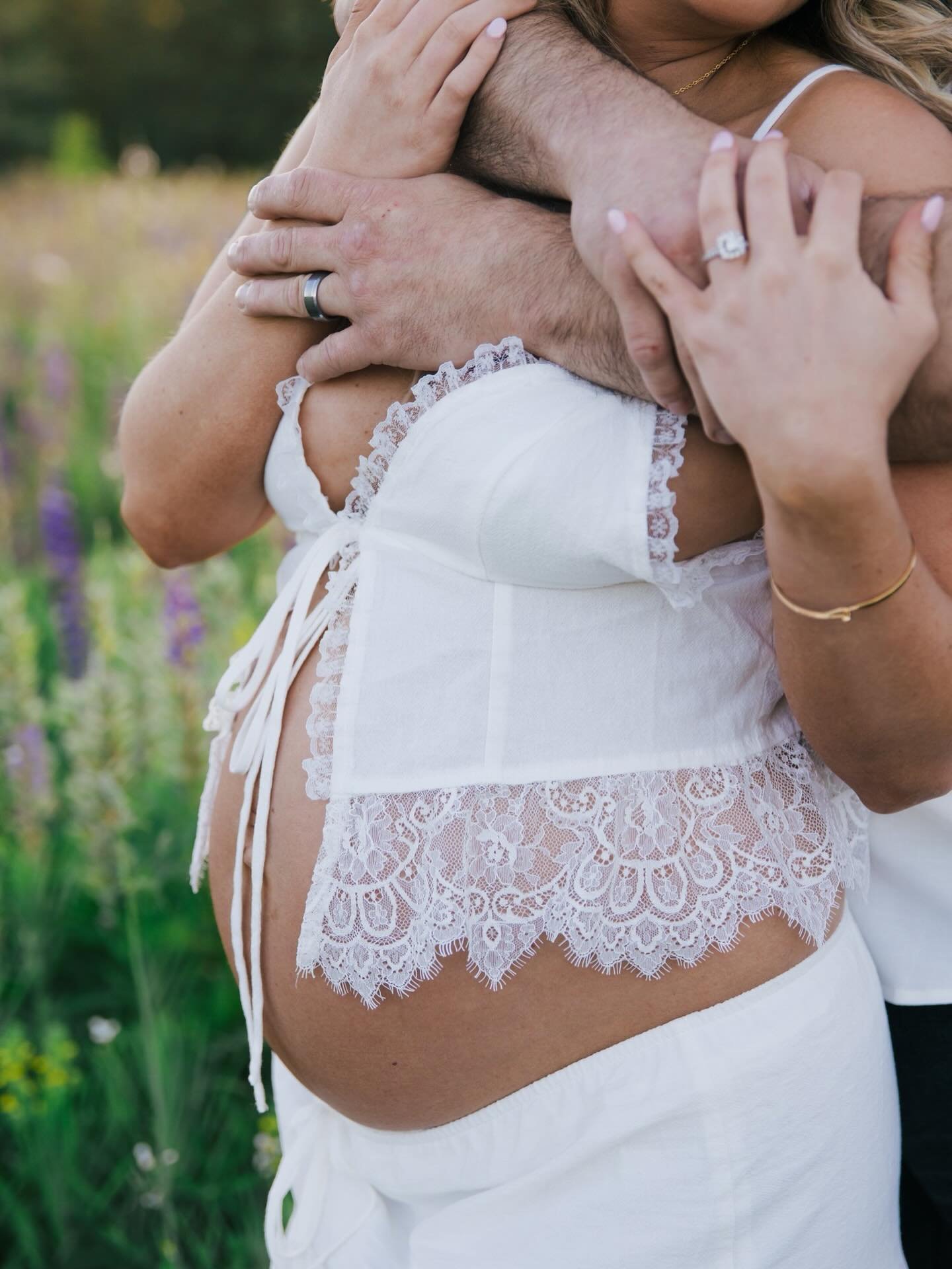 This field is showing off right now, and it was the perfect backdrop for this beautiful maternity session. ✨🤍
These soon-to-be parents were absolutely glowing as they celebrated the exciting arrival of their first baby. And of course, their sweet pu