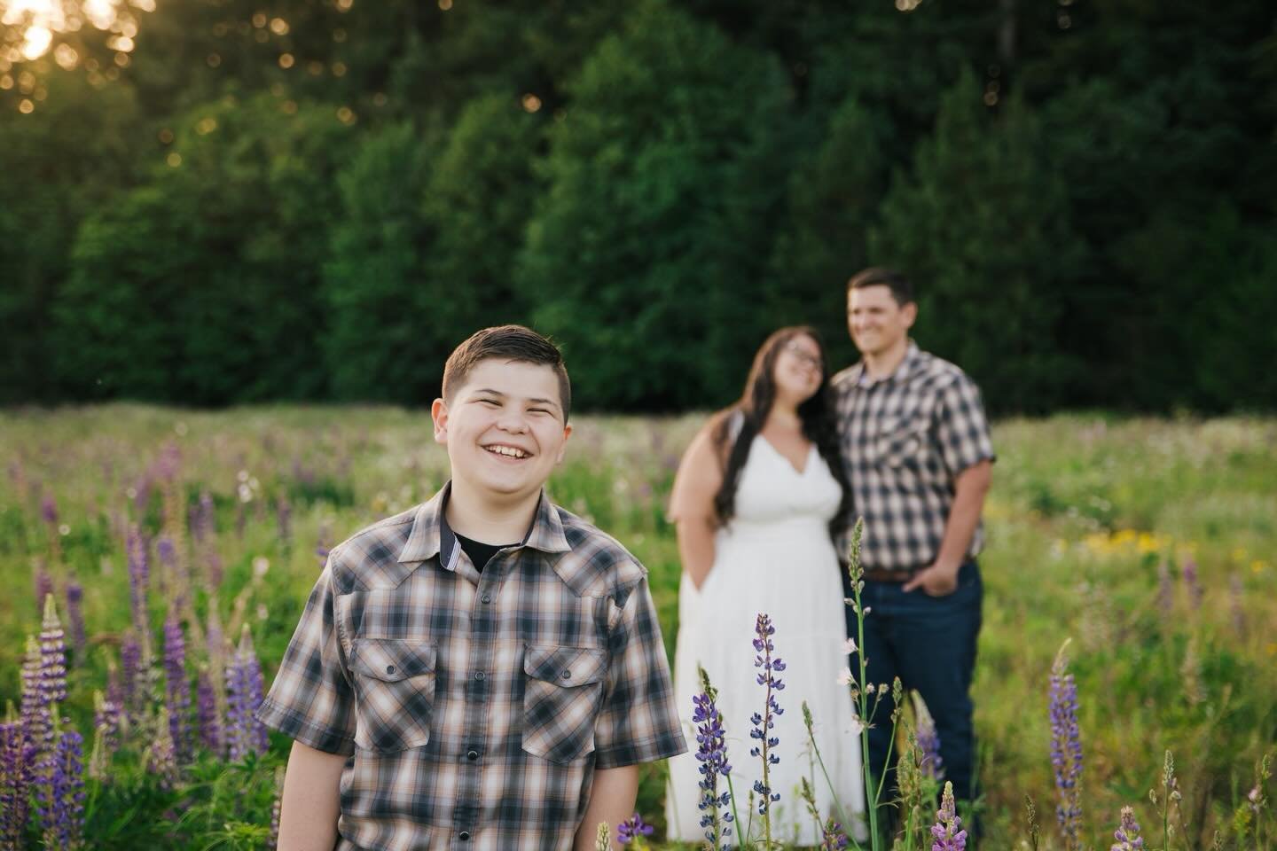 I absolutely love this field this time of year, and this sweet family made it even better! 🤍
The three of them kept me laughing the entire session. They were warm, fun, and so easy to be around, which always makes for the best photos. These are just