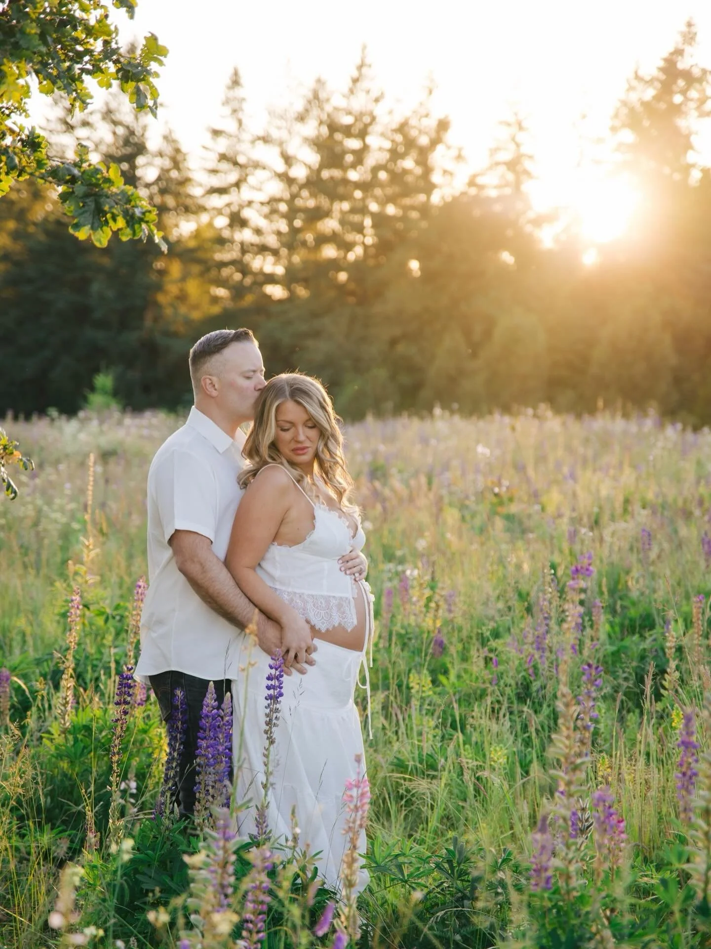 This field is showing off right now, and it was the perfect backdrop for this beautiful maternity session. ✨🤍
These soon-to-be parents were absolutely glowing as they celebrated the exciting arrival of their first baby. And of course, their sweet pu