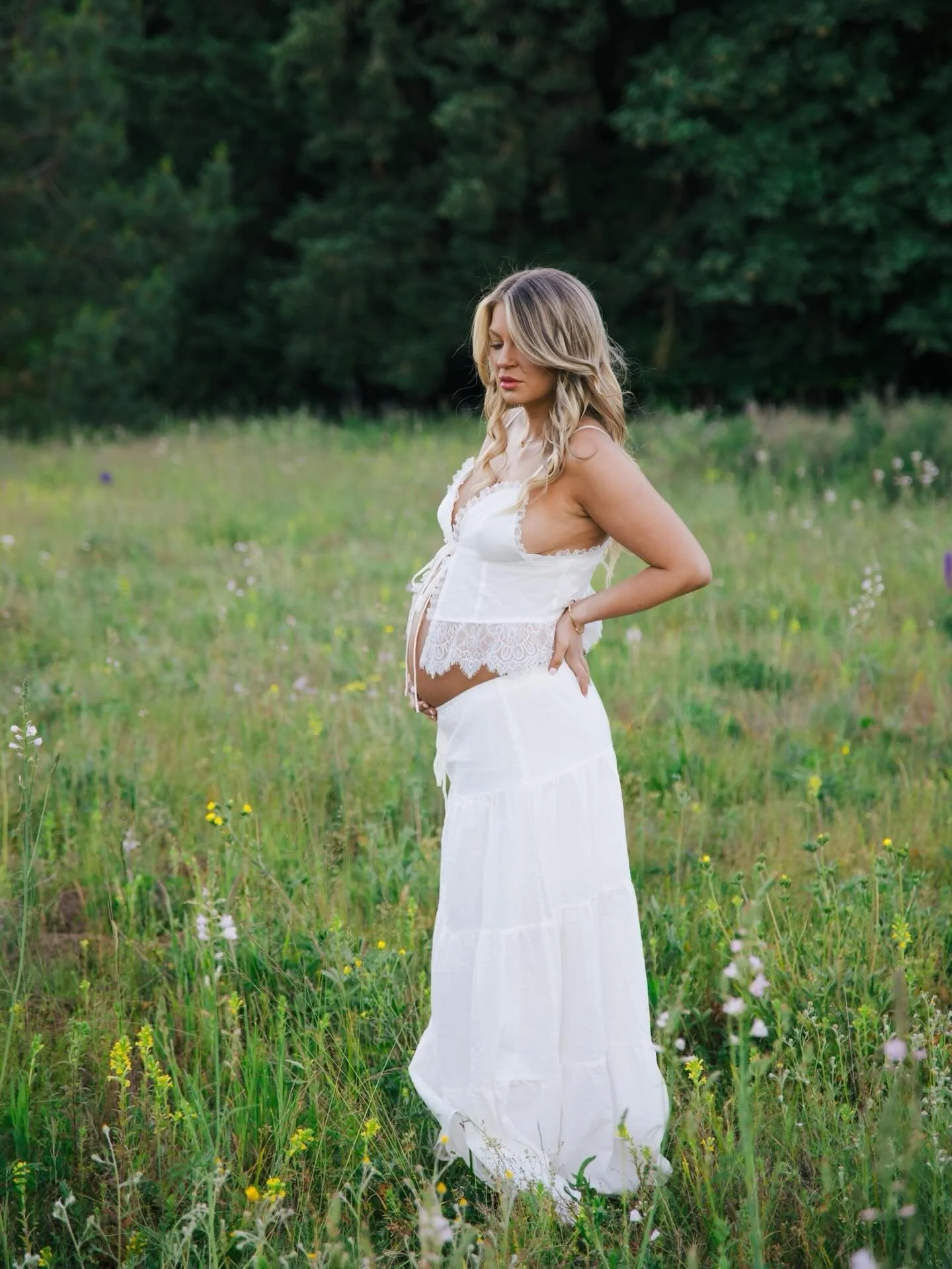 This field is showing off right now, and it was the perfect backdrop for this beautiful maternity session. ✨🤍
These soon-to-be parents were absolutely glowing as they celebrated the exciting arrival of their first baby. And of course, their sweet pu
