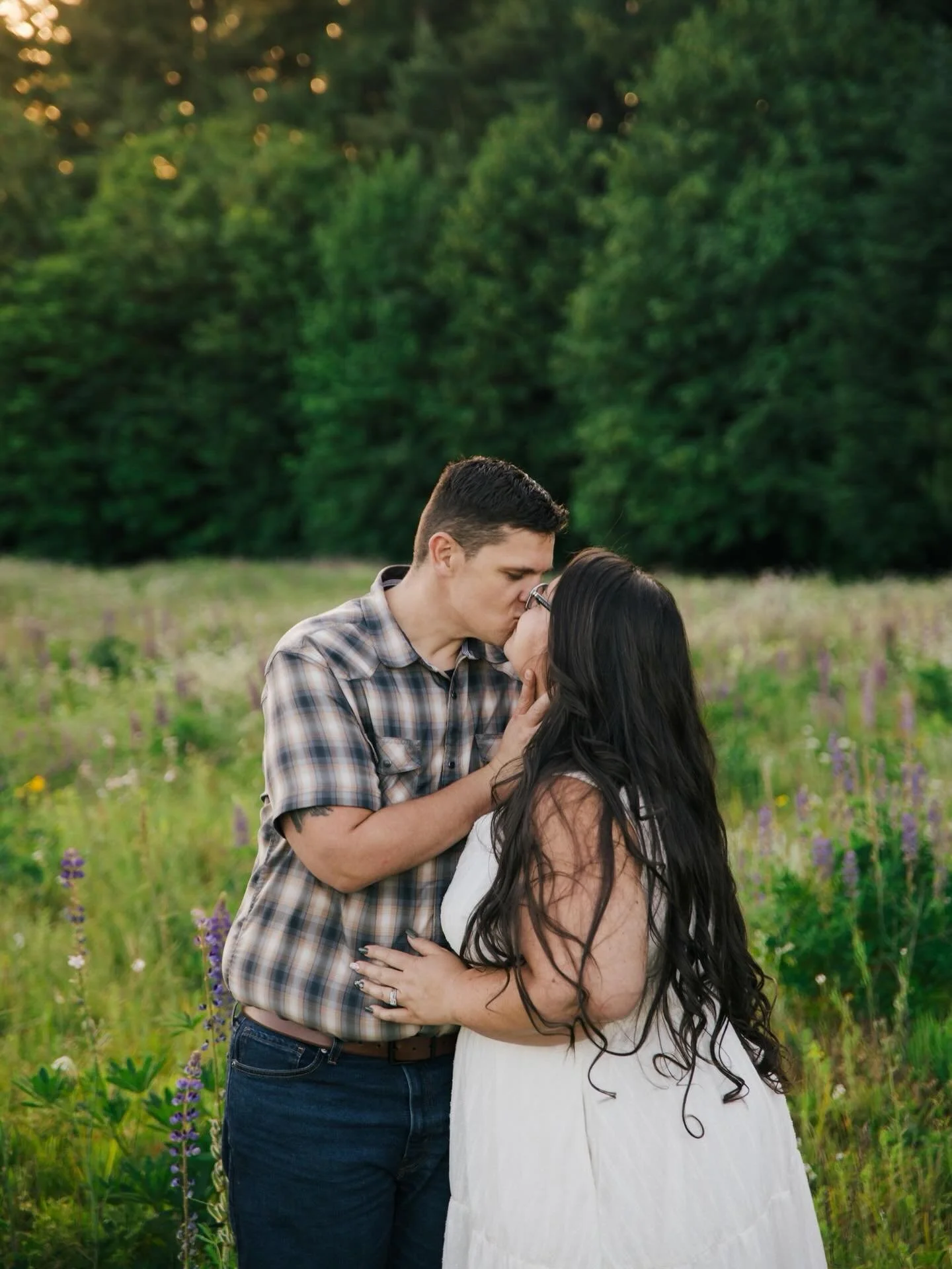 I absolutely love this field this time of year, and this sweet family made it even better! 🤍
The three of them kept me laughing the entire session. They were warm, fun, and so easy to be around, which always makes for the best photos. These are just
