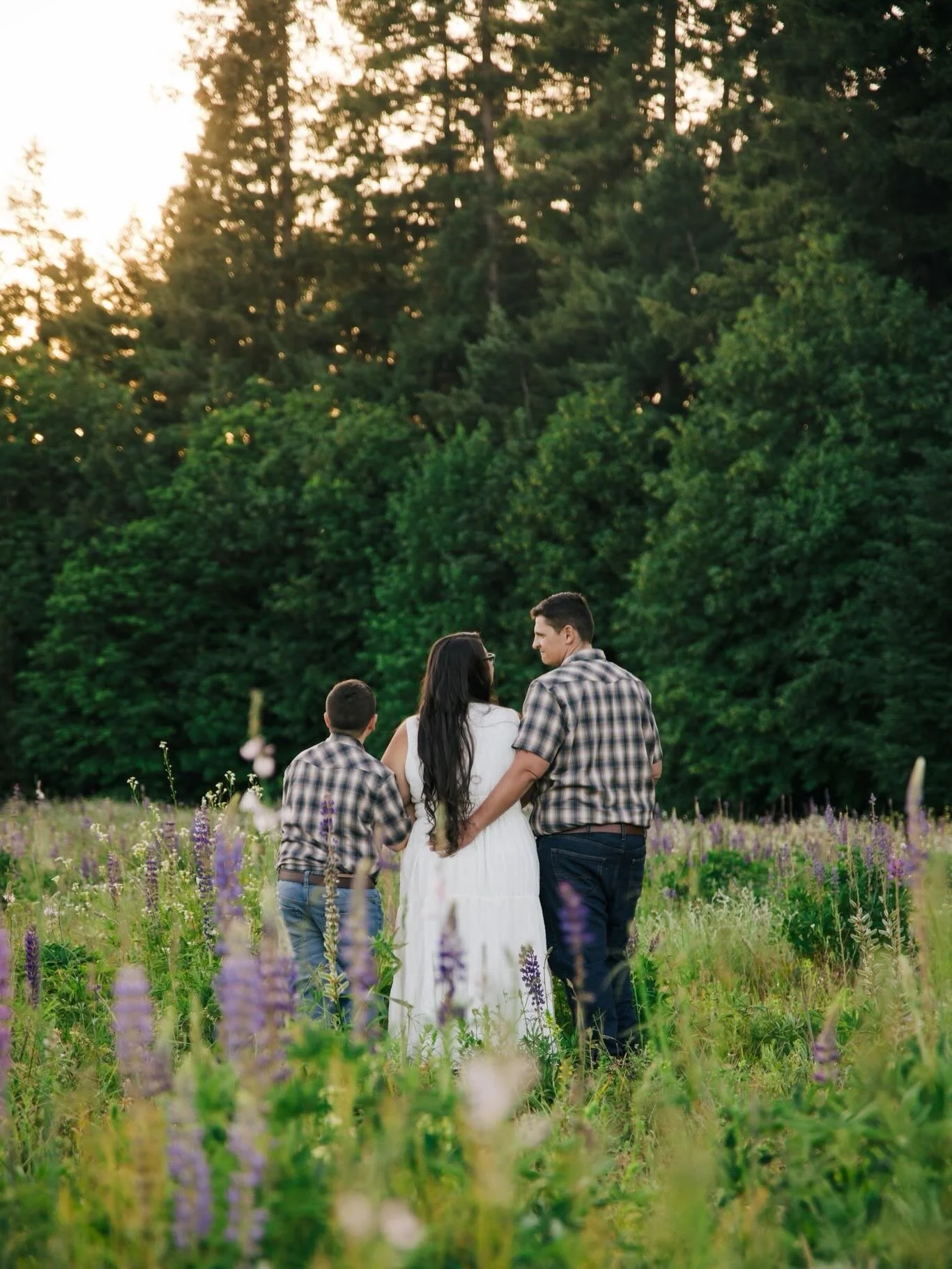 I absolutely love this field this time of year, and this sweet family made it even better! 🤍
The three of them kept me laughing the entire session. They were warm, fun, and so easy to be around, which always makes for the best photos. These are just