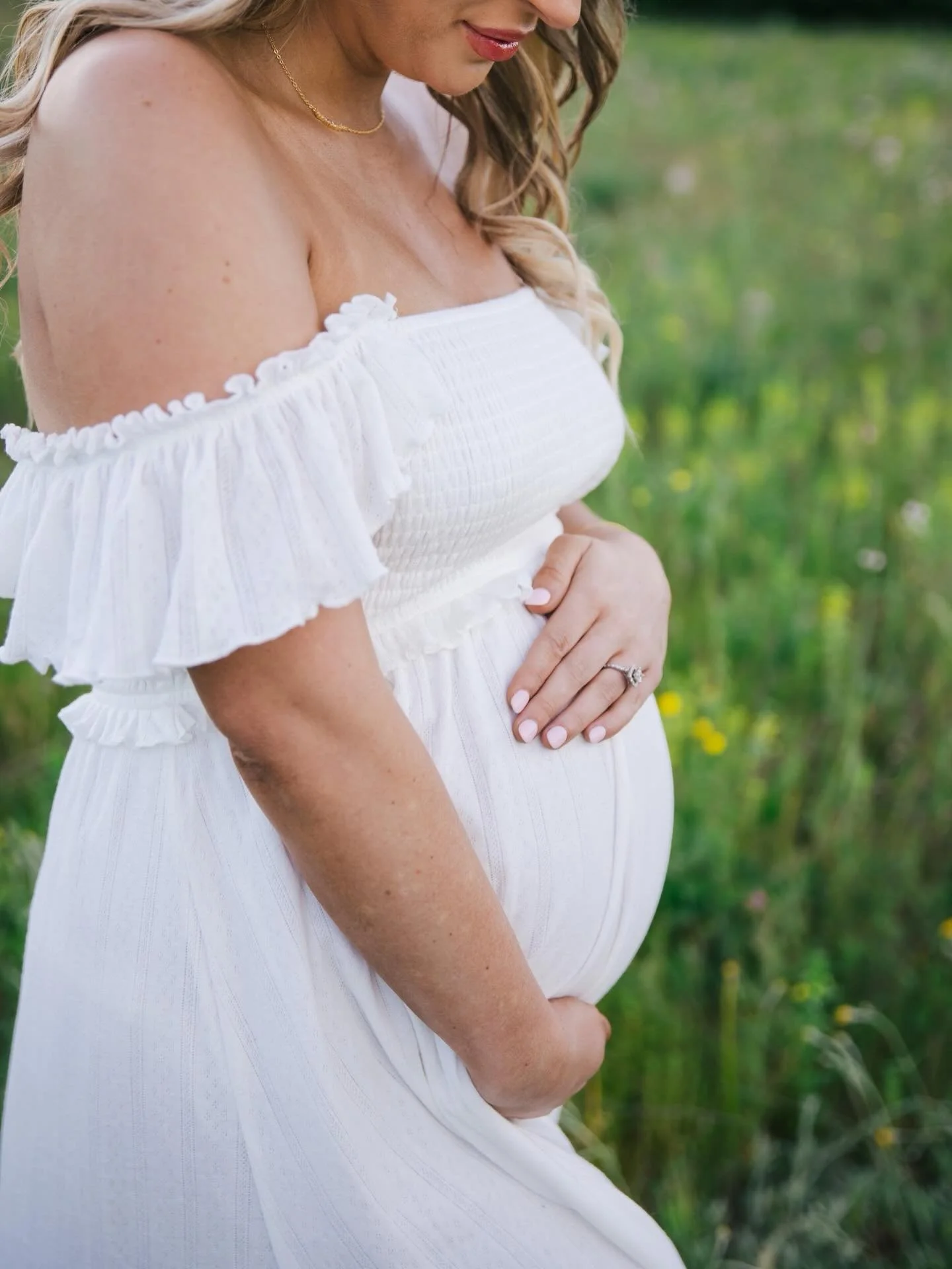 This field is showing off right now, and it was the perfect backdrop for this beautiful maternity session. ✨🤍
These soon-to-be parents were absolutely glowing as they celebrated the exciting arrival of their first baby. And of course, their sweet pu