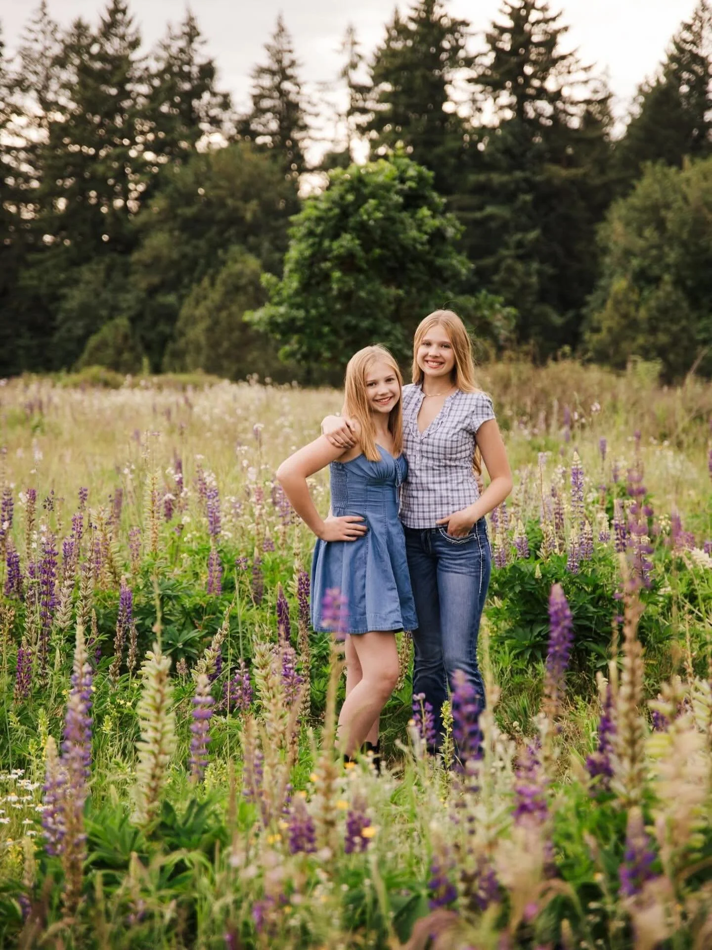 This field has my whole heart right now 🪻✨
I had the best time hanging out with this sweet family of four! These two girls kept me laughing the entire session with their silly personalities and endless energy. Watching families interact naturally an