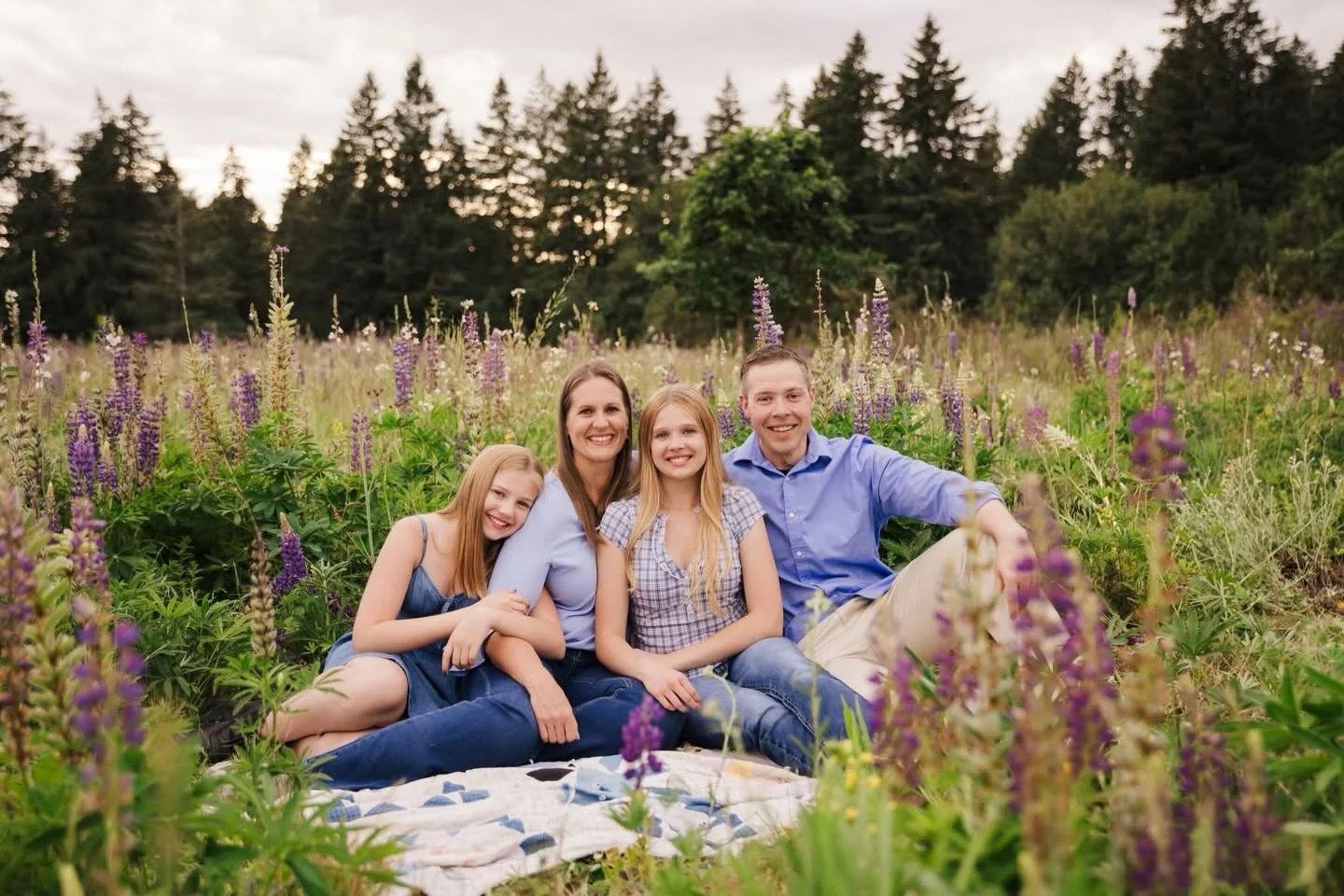 This field has my whole heart right now 🪻✨
I had the best time hanging out with this sweet family of four! These two girls kept me laughing the entire session with their silly personalities and endless energy. Watching families interact naturally an