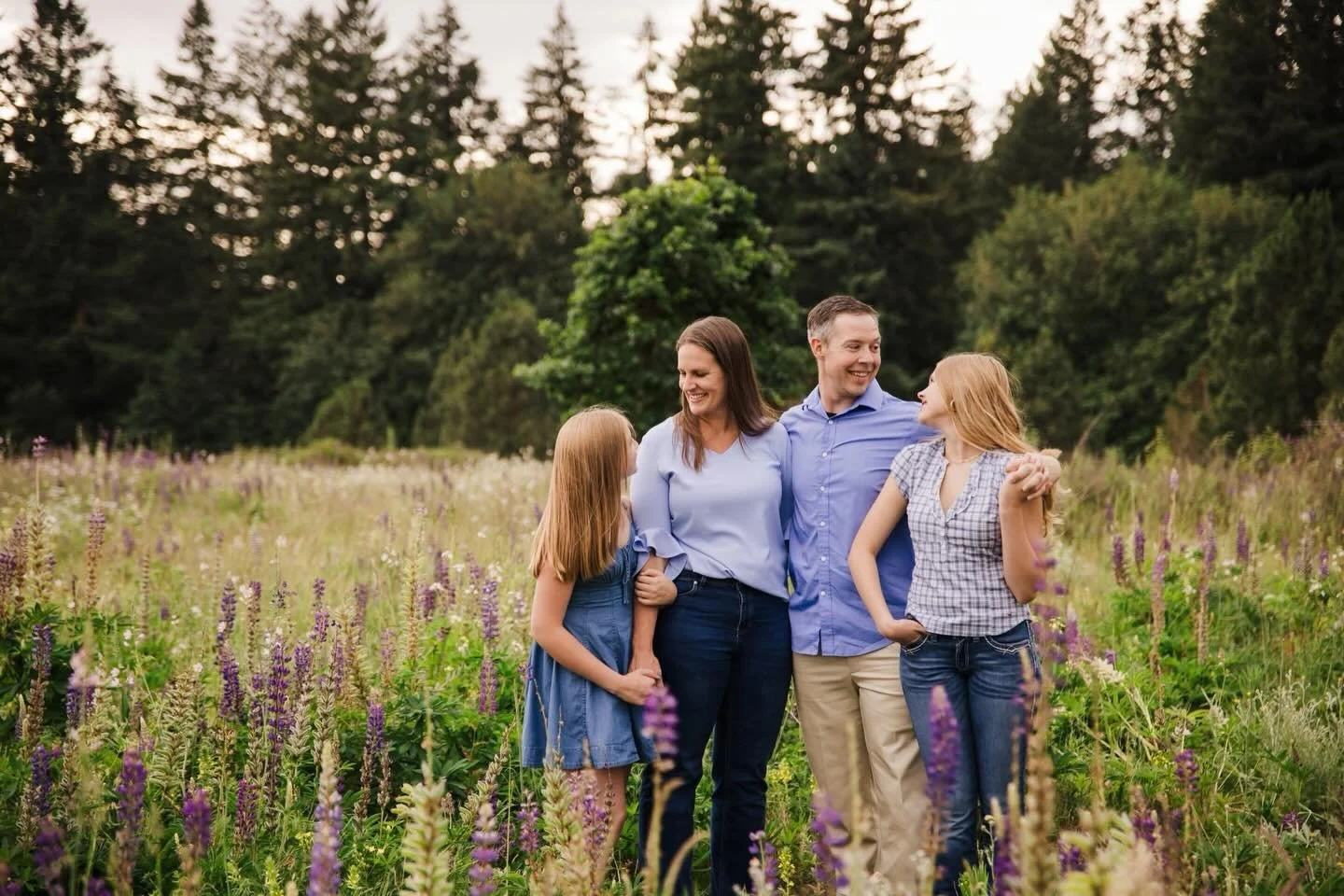 This field has my whole heart right now 🪻✨
I had the best time hanging out with this sweet family of four! These two girls kept me laughing the entire session with their silly personalities and endless energy. Watching families interact naturally an