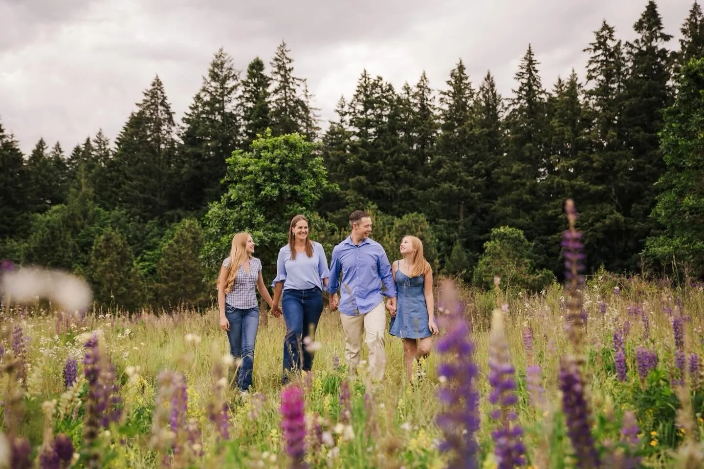 This field has my whole heart right now 🪻✨
I had the best time hanging out with this sweet family of four! These two girls kept me laughing the entire session with their silly personalities and endless energy. Watching families interact naturally an