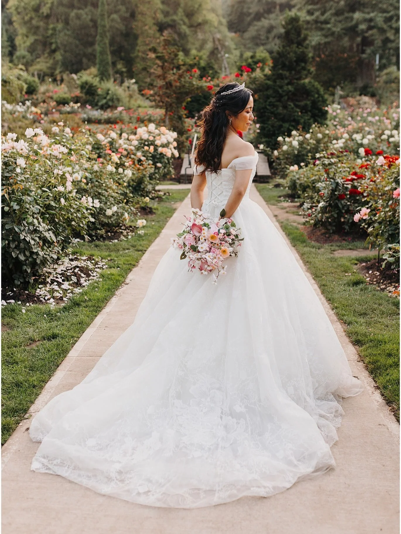 Wedding portraits&hellip; on a completely different day? YES. PLEASE. 🤍

A separate portrait session means less stress, little to no timeline, so watching the clock a lot less. Just the two of you, your wedding attire, and the freedom to take your t