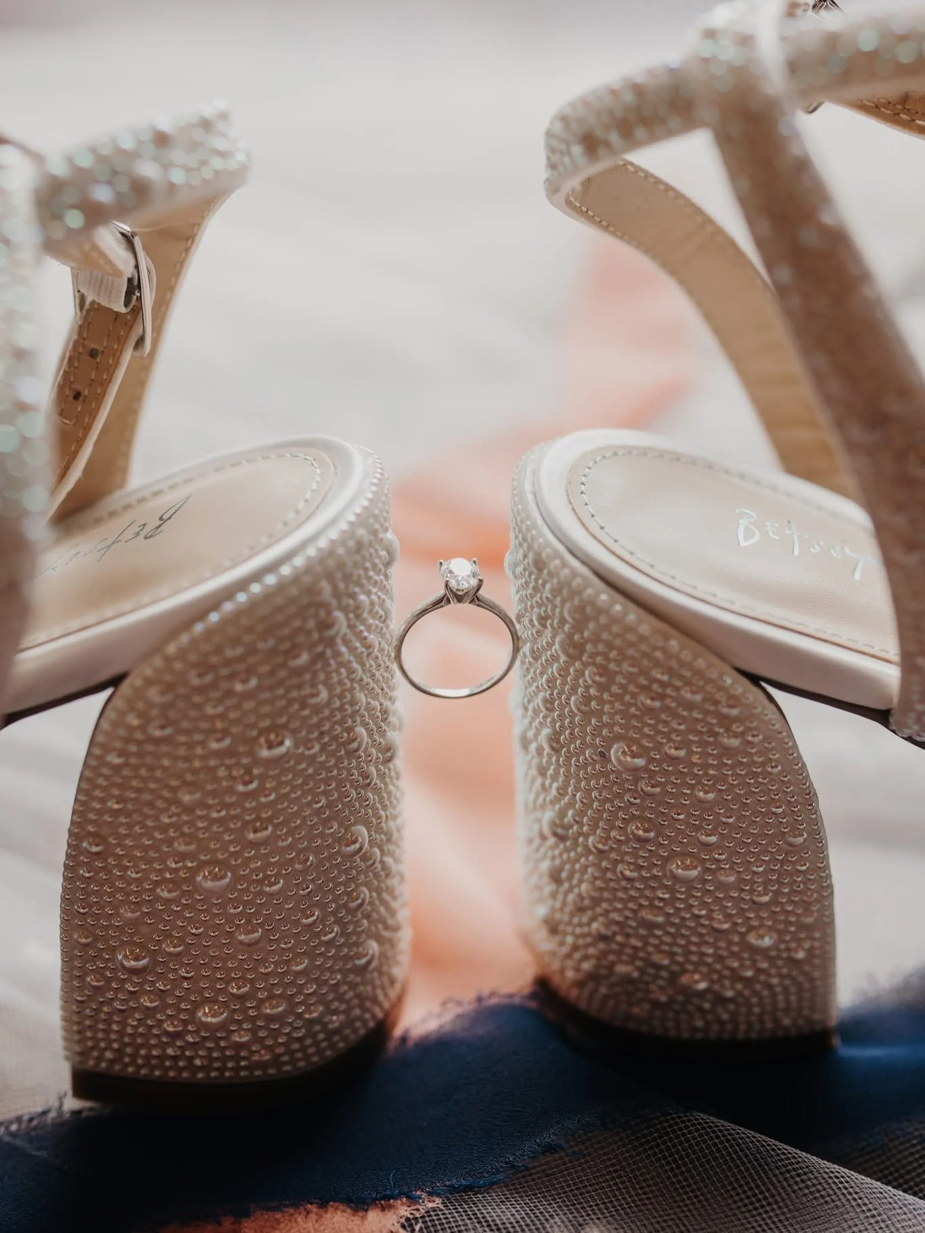 💍 Just a Little Wedding Sneak Peek&hellip;
I couldn&rsquo;t wait to share a tiny peek from this beautiful day! 🥹✨
So much love, so many happy tears, and SO many moments that made me smile behind the camera.

These are just a few of the first images
