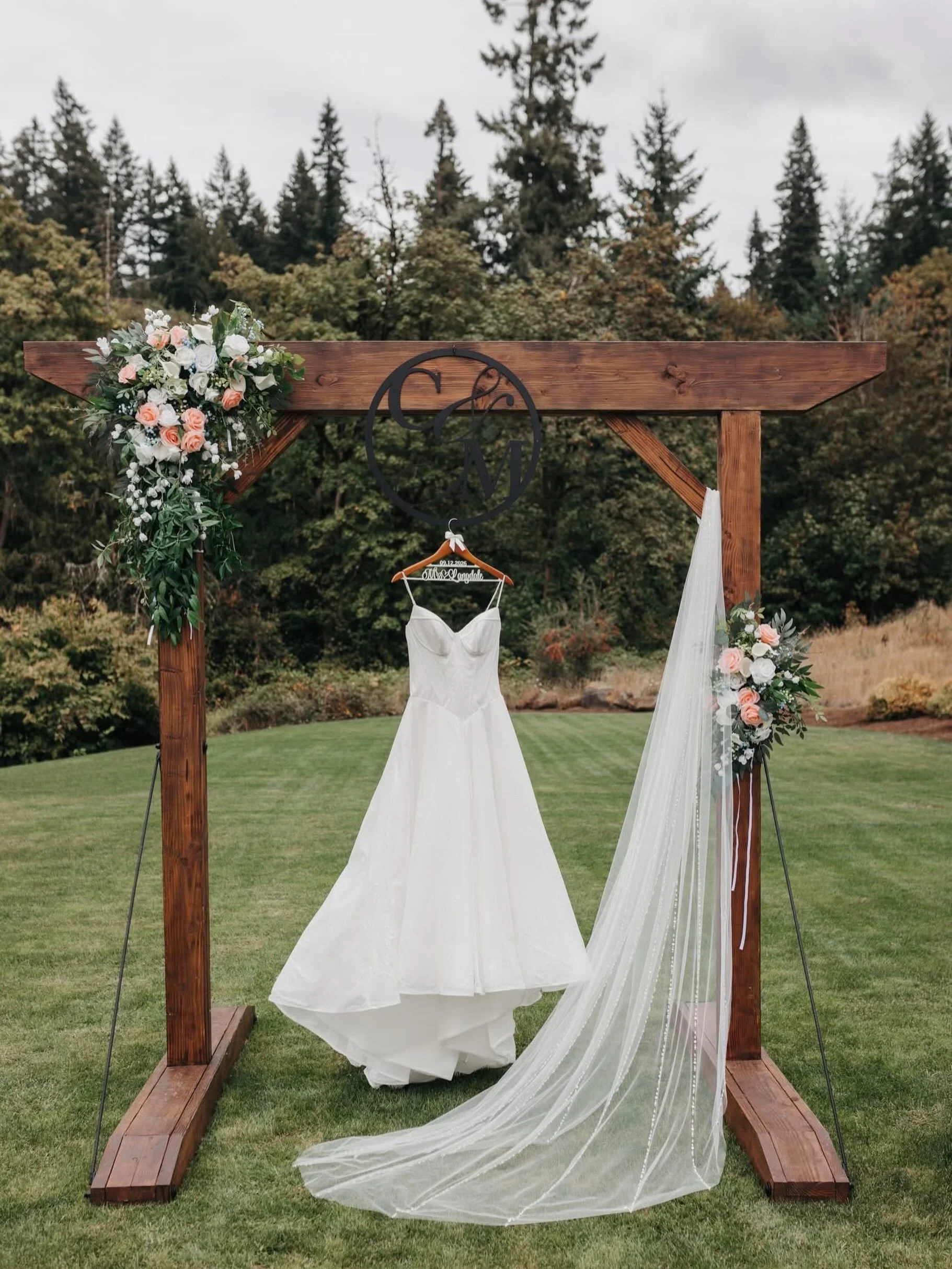 💍 Just a Little Wedding Sneak Peek&hellip;
I couldn&rsquo;t wait to share a tiny peek from this beautiful day! 🥹✨
So much love, so many happy tears, and SO many moments that made me smile behind the camera.

These are just a few of the first images