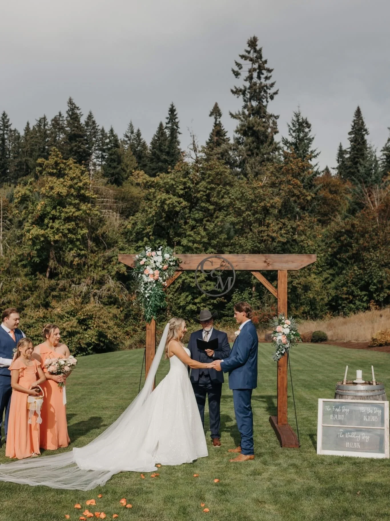 💍 Just a Little Wedding Sneak Peek&hellip;
I couldn&rsquo;t wait to share a tiny peek from this beautiful day! 🥹✨
So much love, so many happy tears, and SO many moments that made me smile behind the camera.

These are just a few of the first images