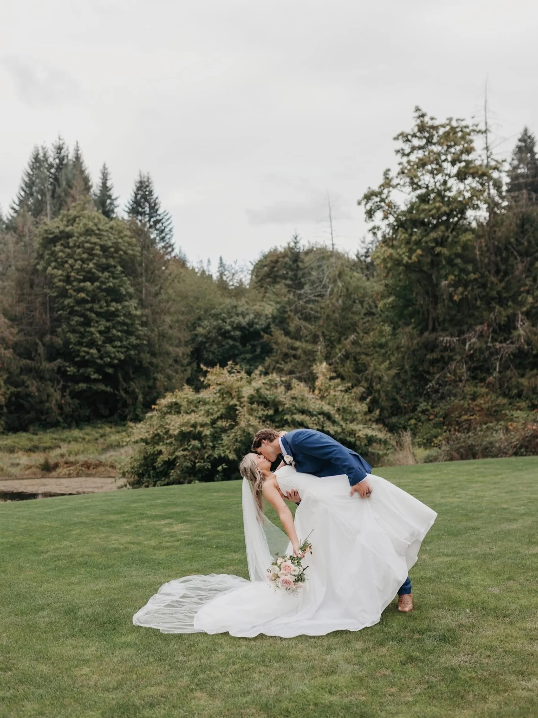 💍 Just a Little Wedding Sneak Peek&hellip;
I couldn&rsquo;t wait to share a tiny peek from this beautiful day! 🥹✨
So much love, so many happy tears, and SO many moments that made me smile behind the camera.

These are just a few of the first images