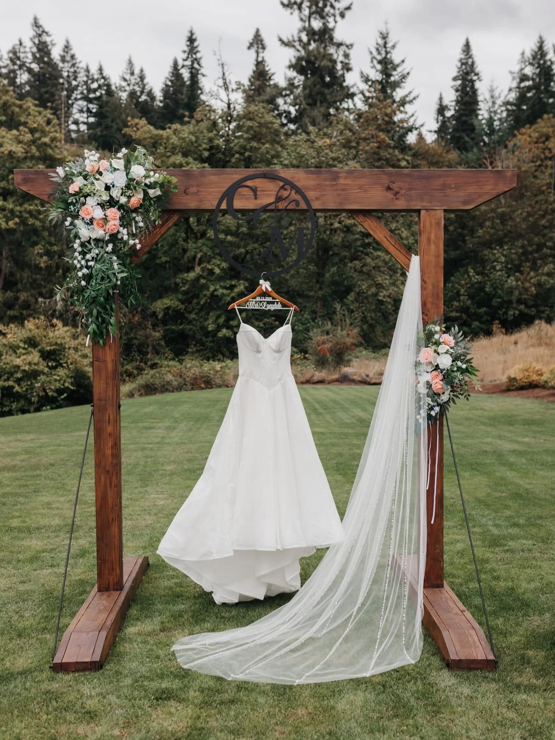 💍 Just a Little Wedding Sneak Peek&hellip;
I couldn&rsquo;t wait to share a tiny peek from this beautiful day! 🥹✨
So much love, so many happy tears, and SO many moments that made me smile behind the camera.

These are just a few of the first images