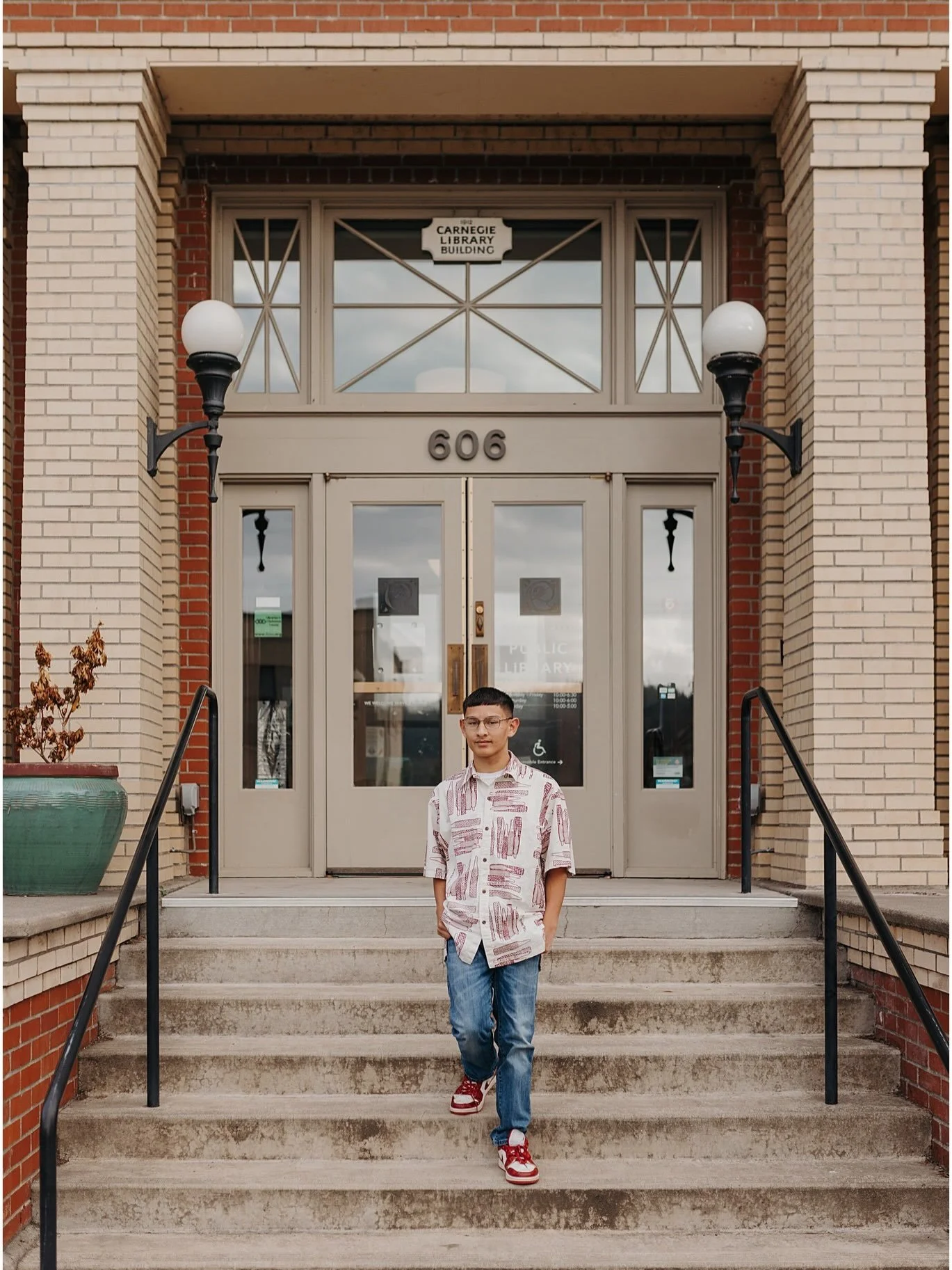 SENIOR GUY SNEAK PEEK! 
A little sneak peek from this senior session! Senior photos aren&rsquo;t just about having a nice picture for the yearbook. They&rsquo;re about capturing who you are right now, before the next big adventure begins. 
Parents, i