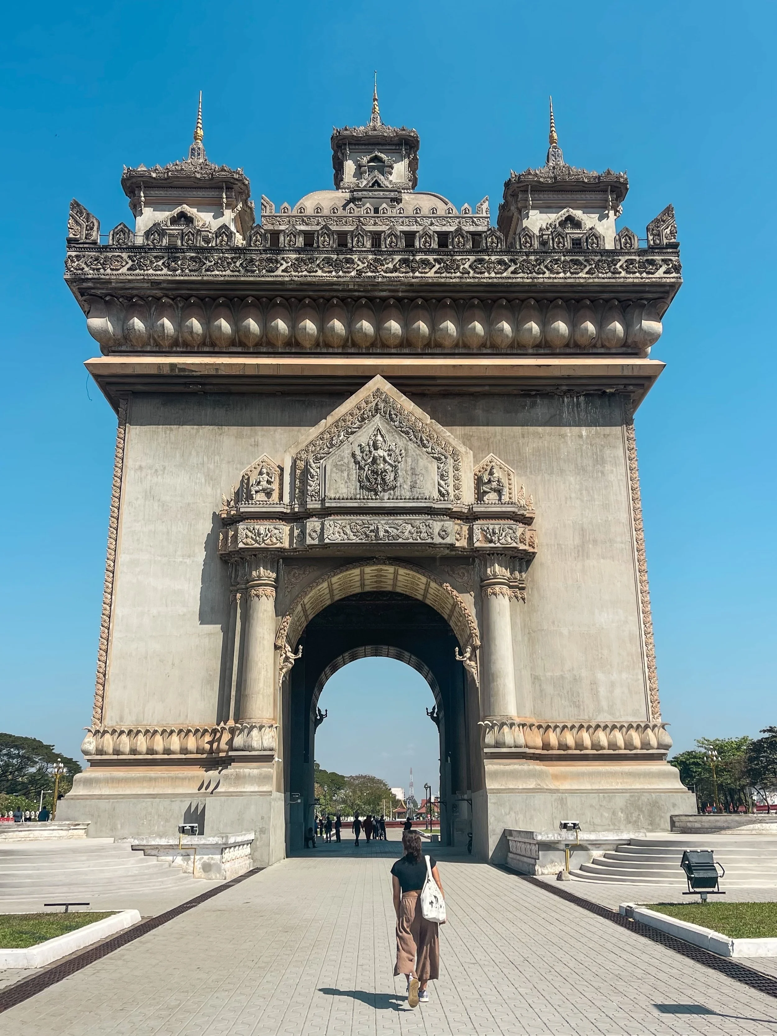 Victory-Monument-Laos-Travel-Guide-and-Tips