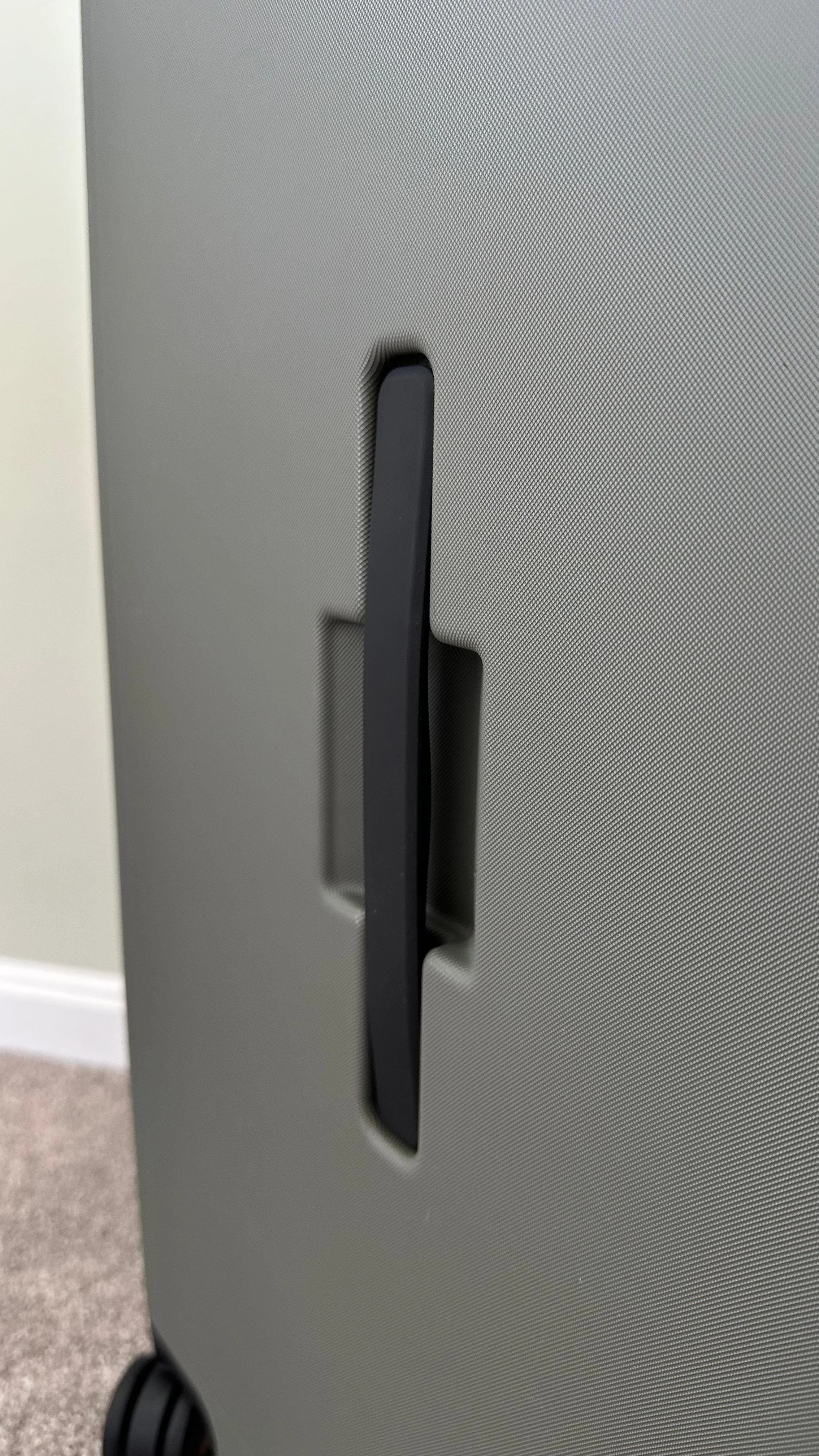 The front handle on the suitcase. One of its best features!