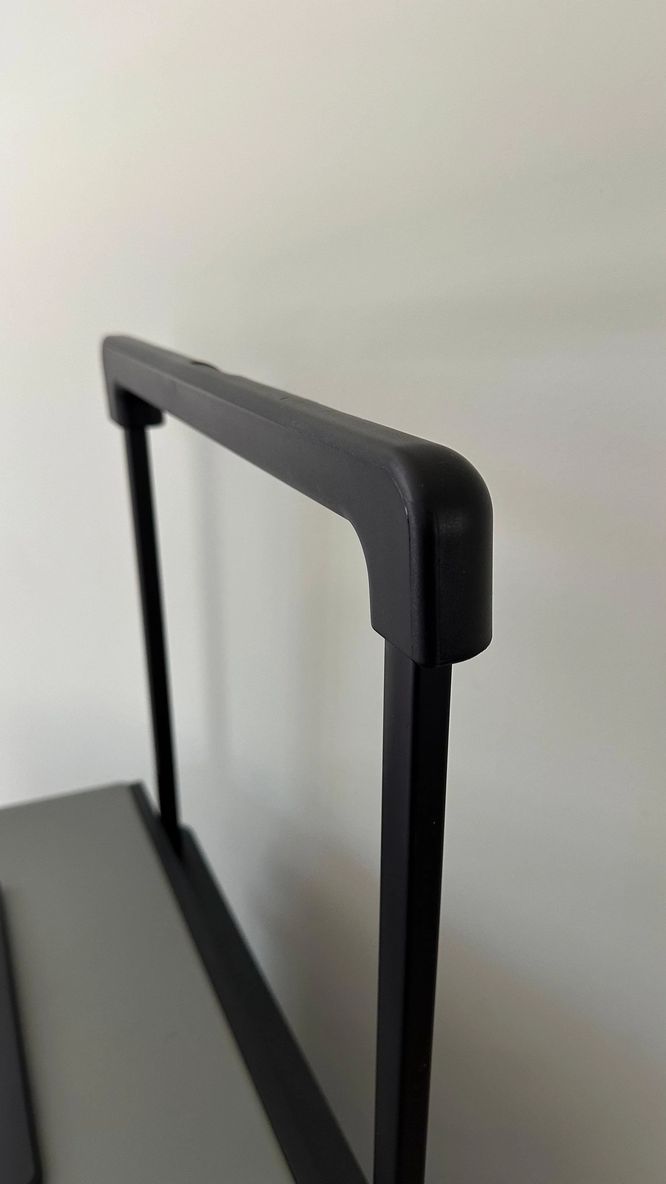 The wide handle of the Voyageur Level9 suitcase.