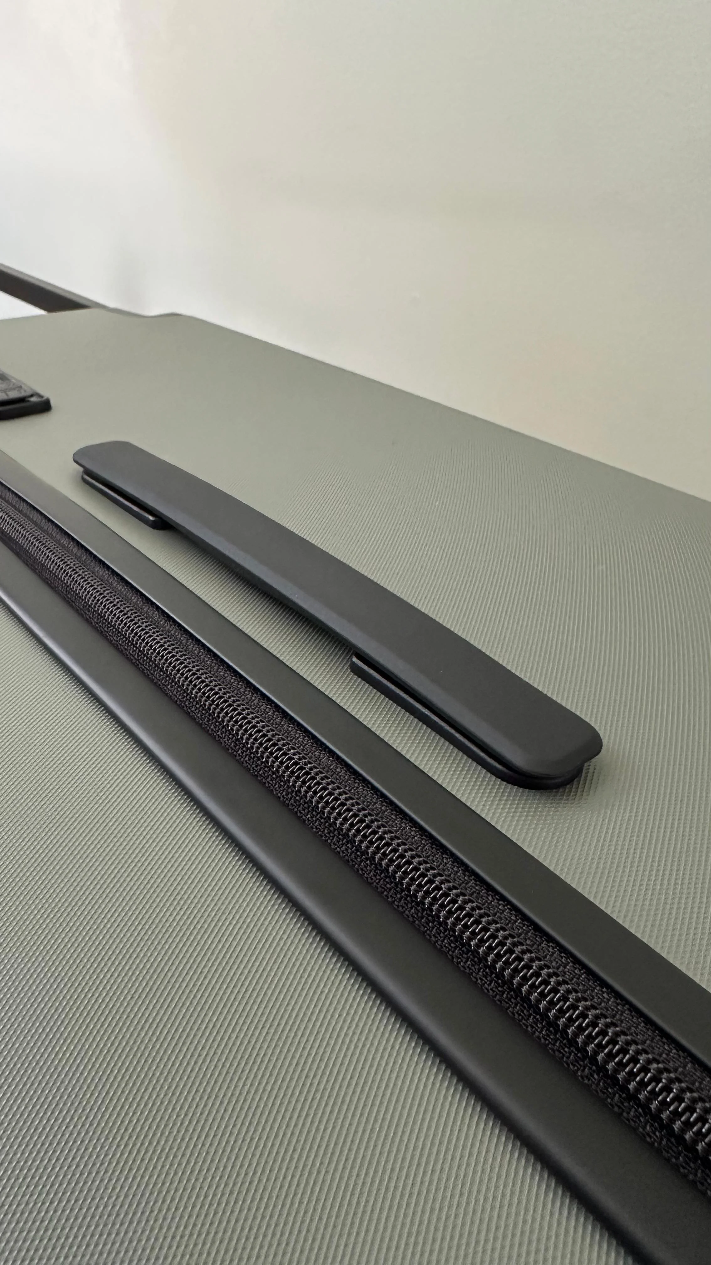 The side handle on the suitcase.