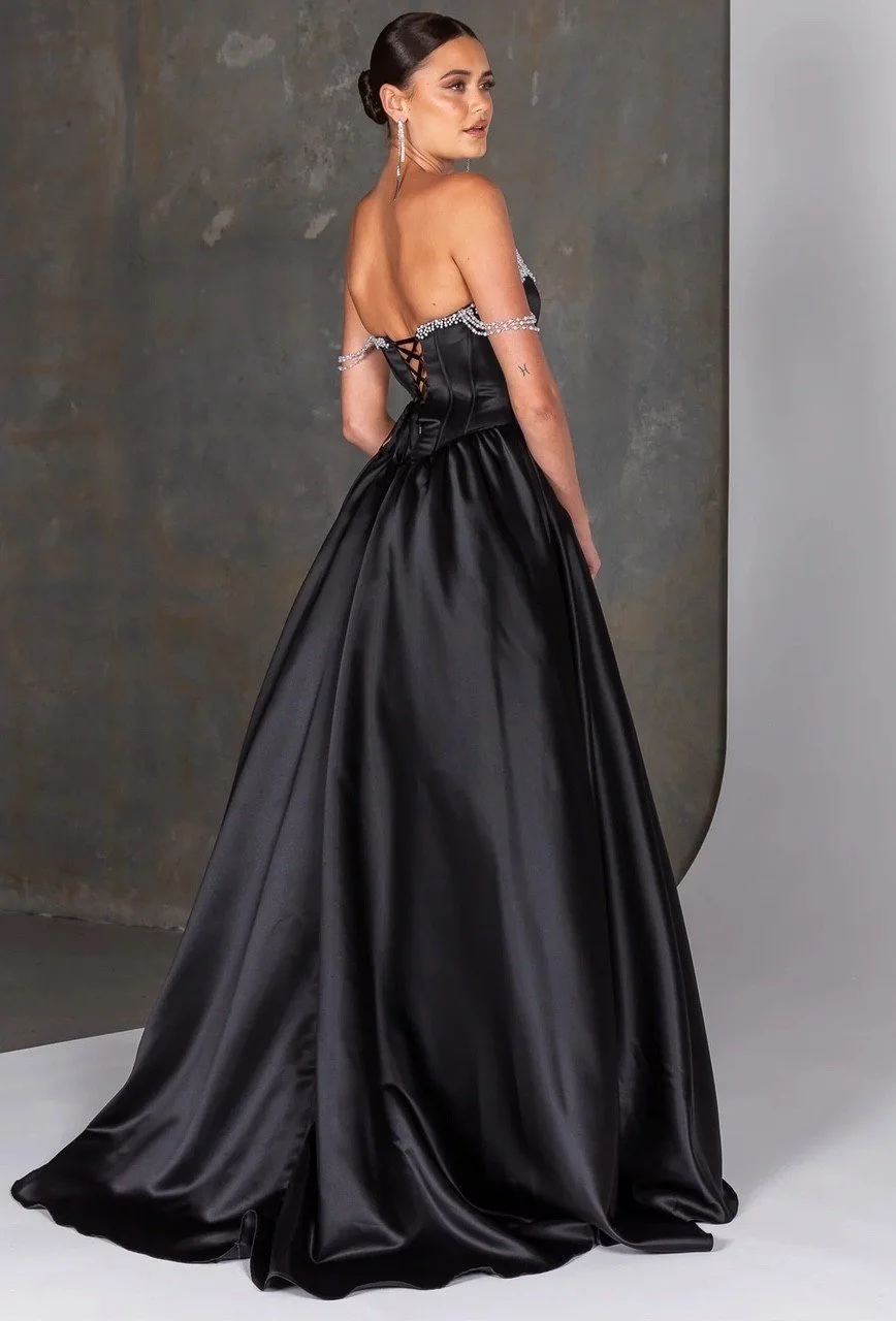 Black wedding dress bride & winter dunedin.jpg