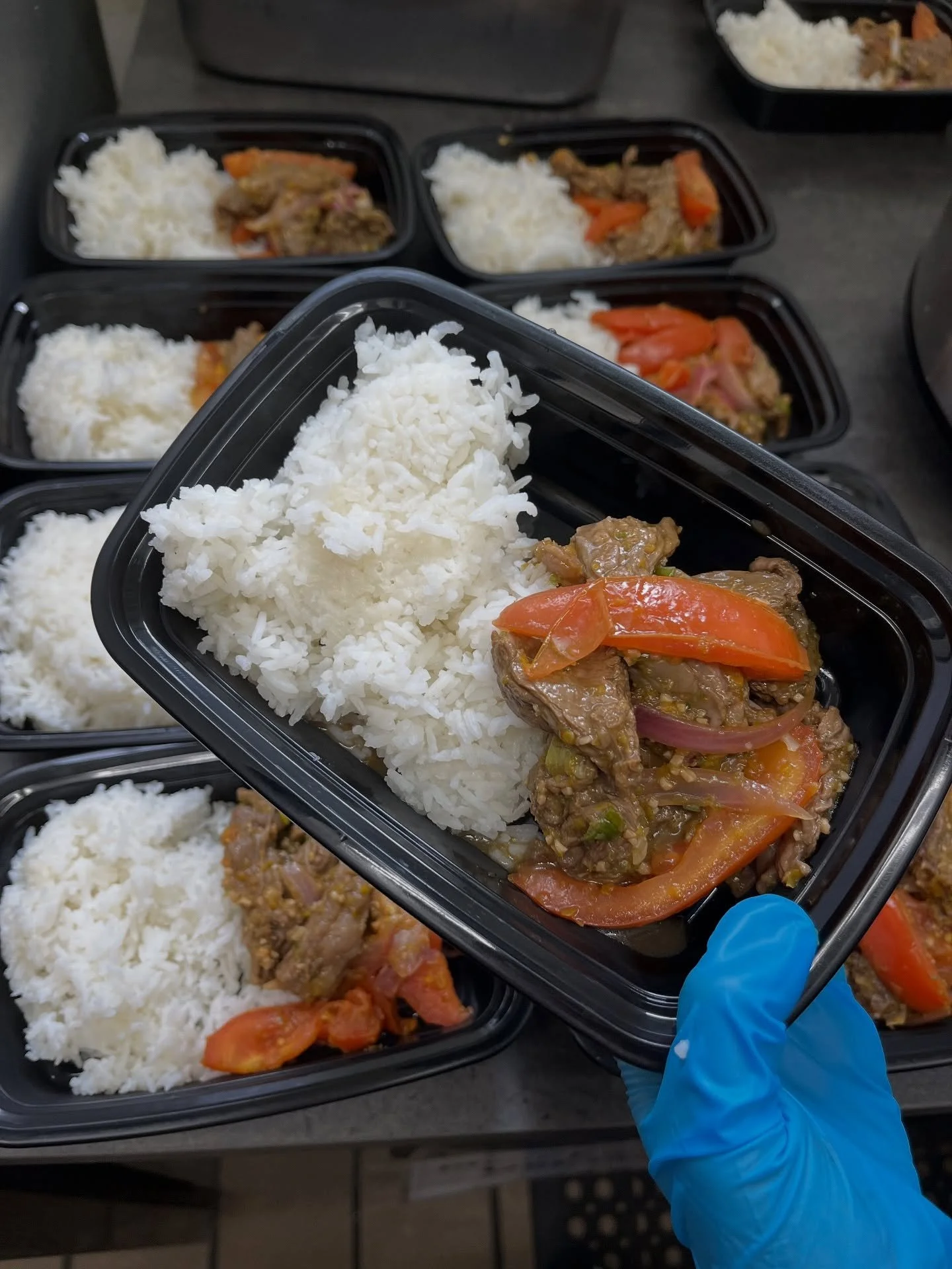 Earlier this month in honor of Latine and Hispanic Heritage Month, we cooked lomo saltado!
Lomo saltado is a Peruvian beef stirfry dish from Chifa cuisine (we also made a veg alternative for our plant-based friends💕). As more Chinese immigrants cam