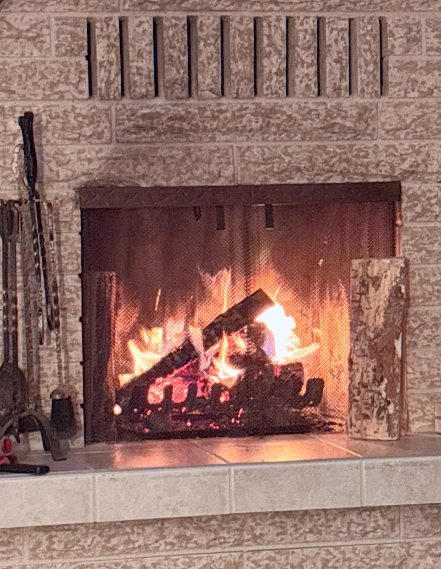 Wishing everyone a peaceful holiday season. 🔥🪵🎄💕
Reminding you it&rsquo;s a perfect time to rest and practice doing nothing. 🥰
Happy Holidays from me to you!!