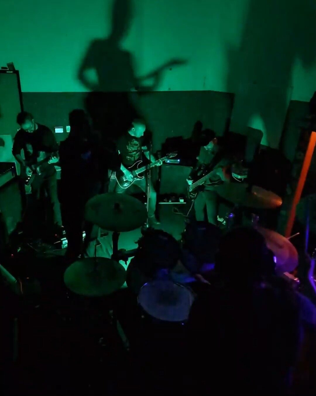 Casting shadows and getting ready for Dog Eat Dog Fest December 10th at the legendary @thetroubadour with @sleepingdogofficial @nokingsca and @thearsonchoir

See you soon

#sleepingdogfest #sleepingdog #nokings #nokings #auteurtheband #thearsonchoir 