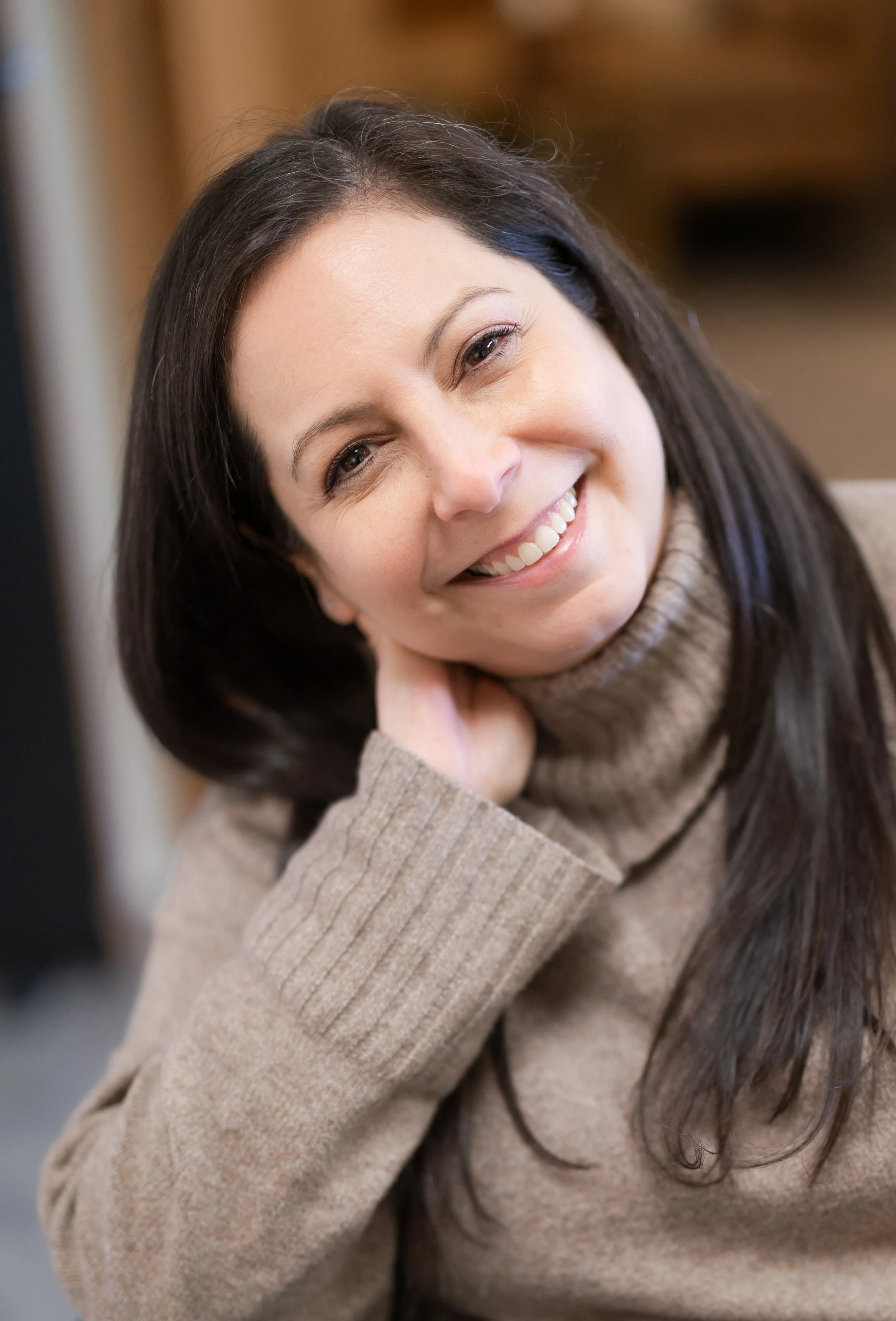 Warm and engaging counselor for postpartum and new parent support in Bellevue, WA for emotional and mental health.