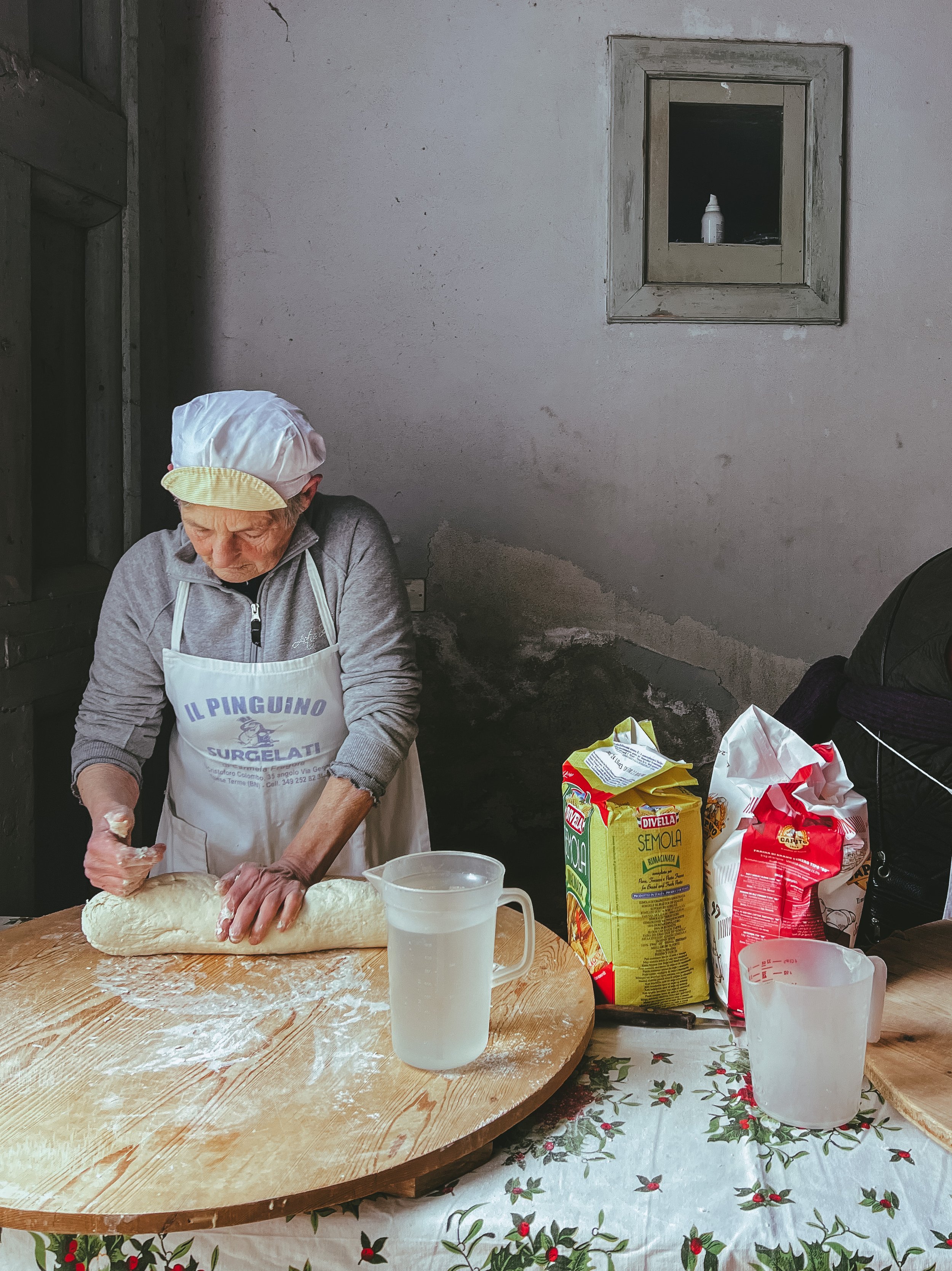 Le zie del paese che cucinano prodotti locali durante la Fiera del Bagagliaio