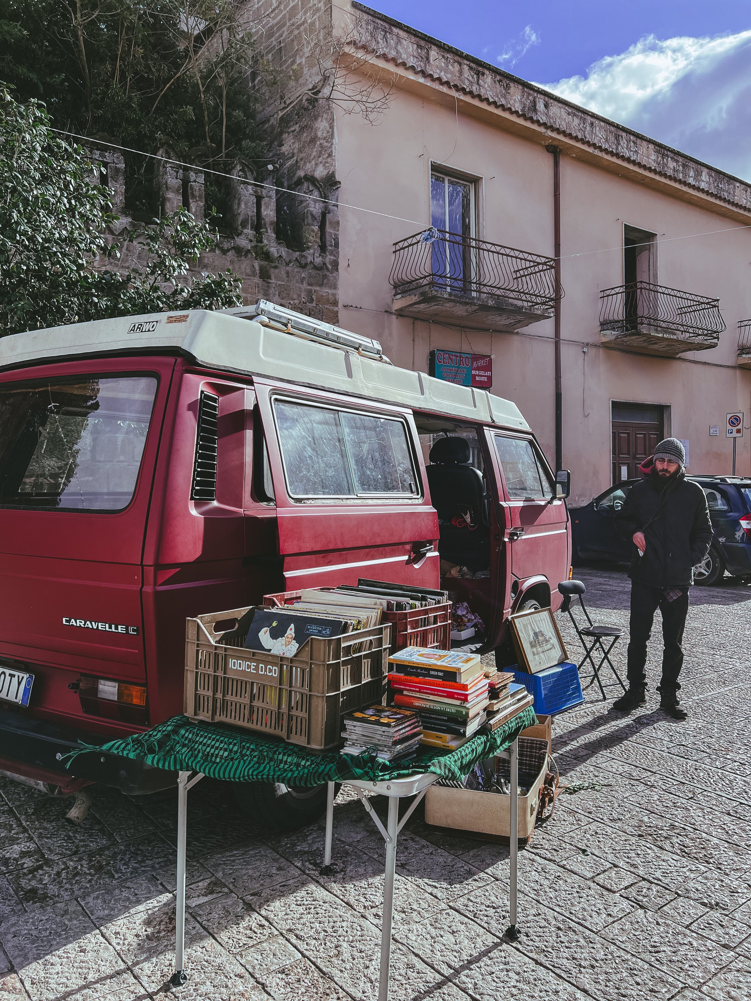 Furgone parcheggiato in piazza Roma a Melizzano durante la Fiera del Sannio