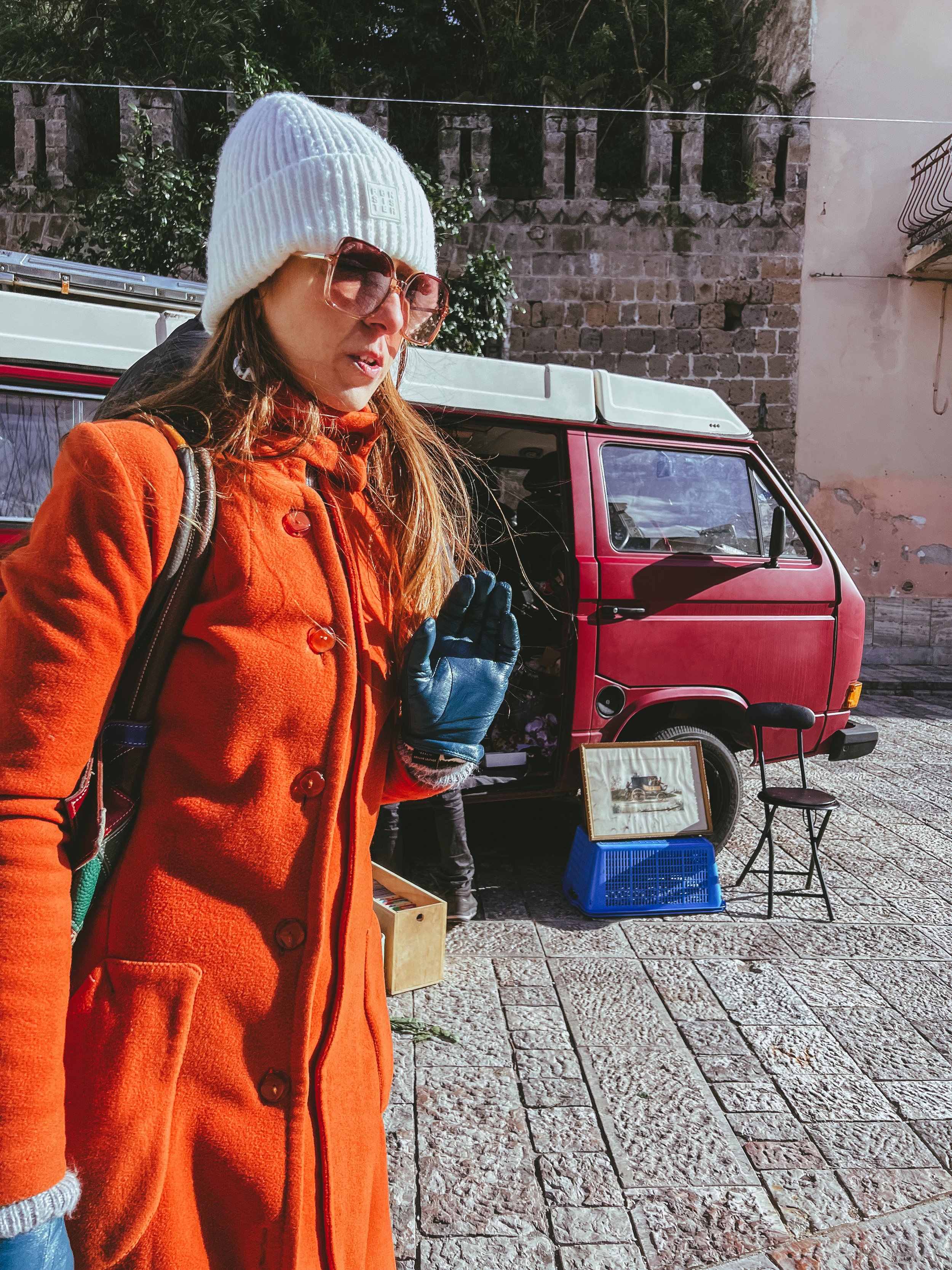 Passeggiata tra le auto che partecipano alla Fiera del Bagagliaio