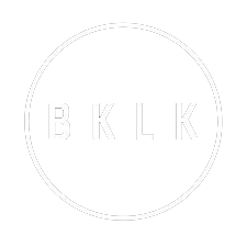 Logo BKLK en lettres blanches dans un cercle noir sur fond noir.