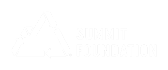 Logo avec symbole de recyclage et texte "Summit Foundation" en blanc sur fond gris.