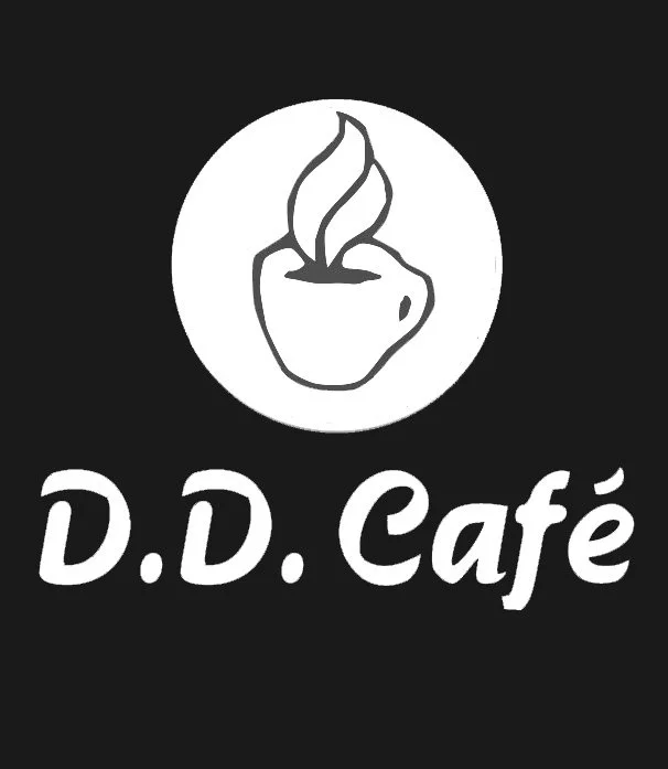 Logo avec une tasse de café stylisée et le texte "D.D. Café" sur fond noir.