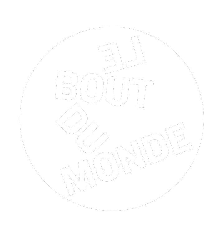 Logo rond avec le texte "Le Bout du Monde" en majuscules disposé de manière circulaire.