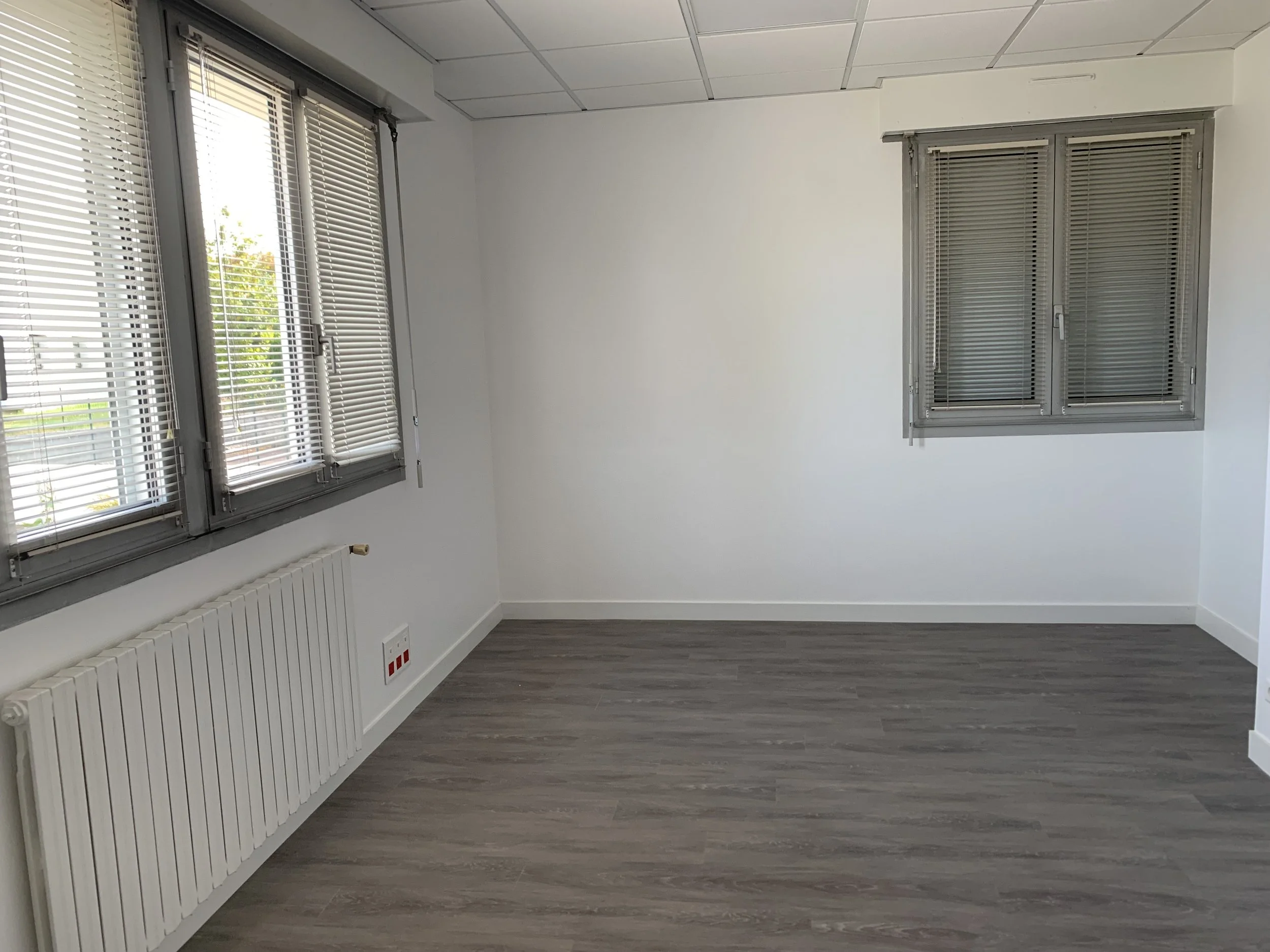 PLOERMEL - Immeuble de Bureaux rénovés, parking privatif - Réf. 018