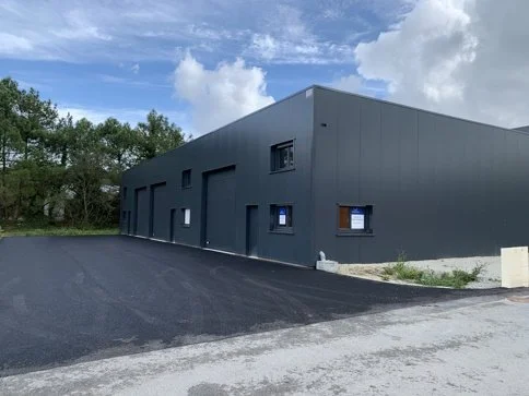 Location secteur AURAY - LOCAL D’ACTIVITES isolé 400 m². TBE - Réf. 052