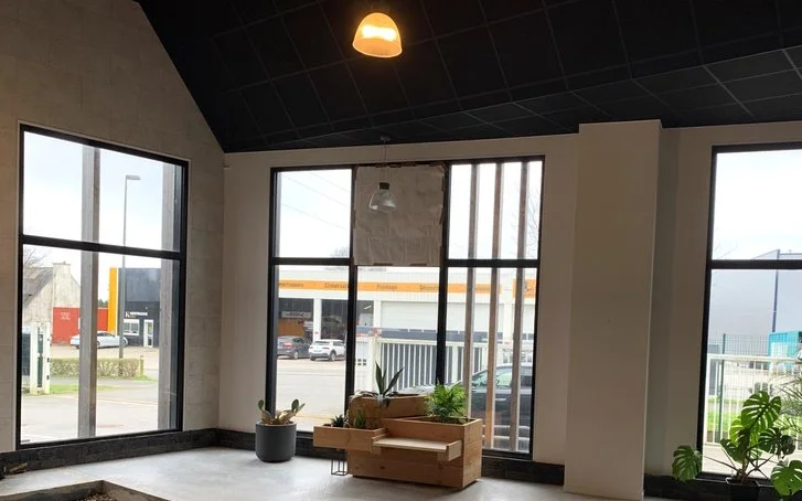 Secteur VANNES- Nord - LOCATION CELLULE D’ACTIVITES avec SHOW ROOM et BUREAUX TBE - Réf 194