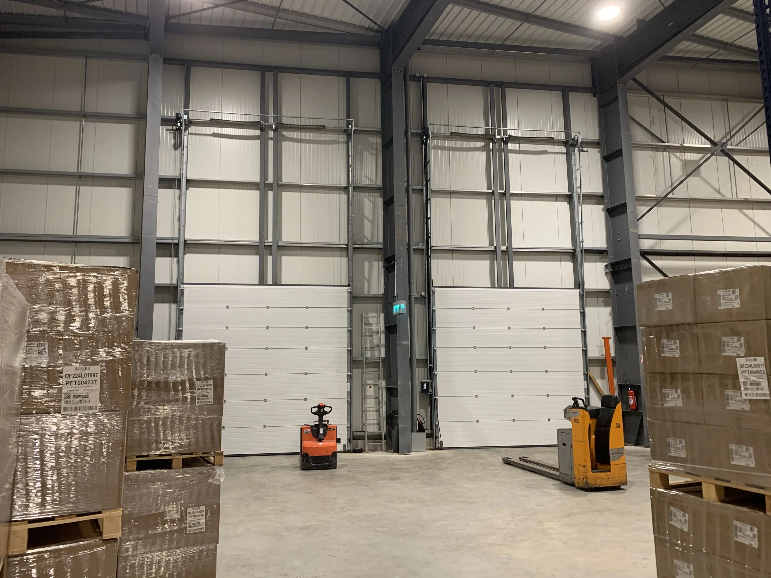 VANNES-EST - STOCKAGE 3300 m². Cour de livraison avec quais de déchargement PL - Réf. 112