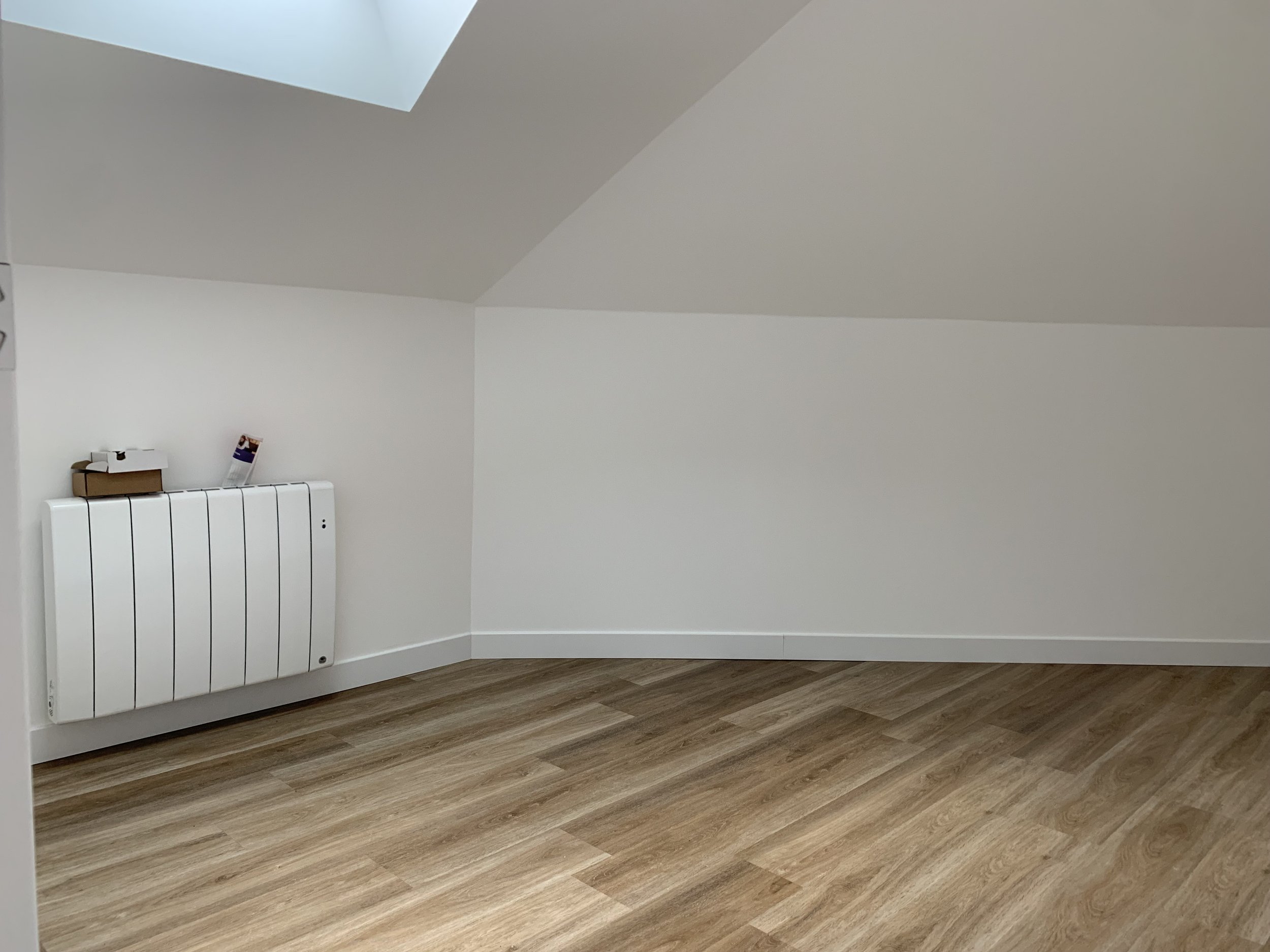 Location BUREAUX 400 m² env. TBE. Grand parking - PLOERMEL- Réf.130b