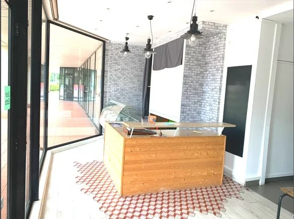 VANNES Centre avec parking, local commercial 45 m2. Réf 165.