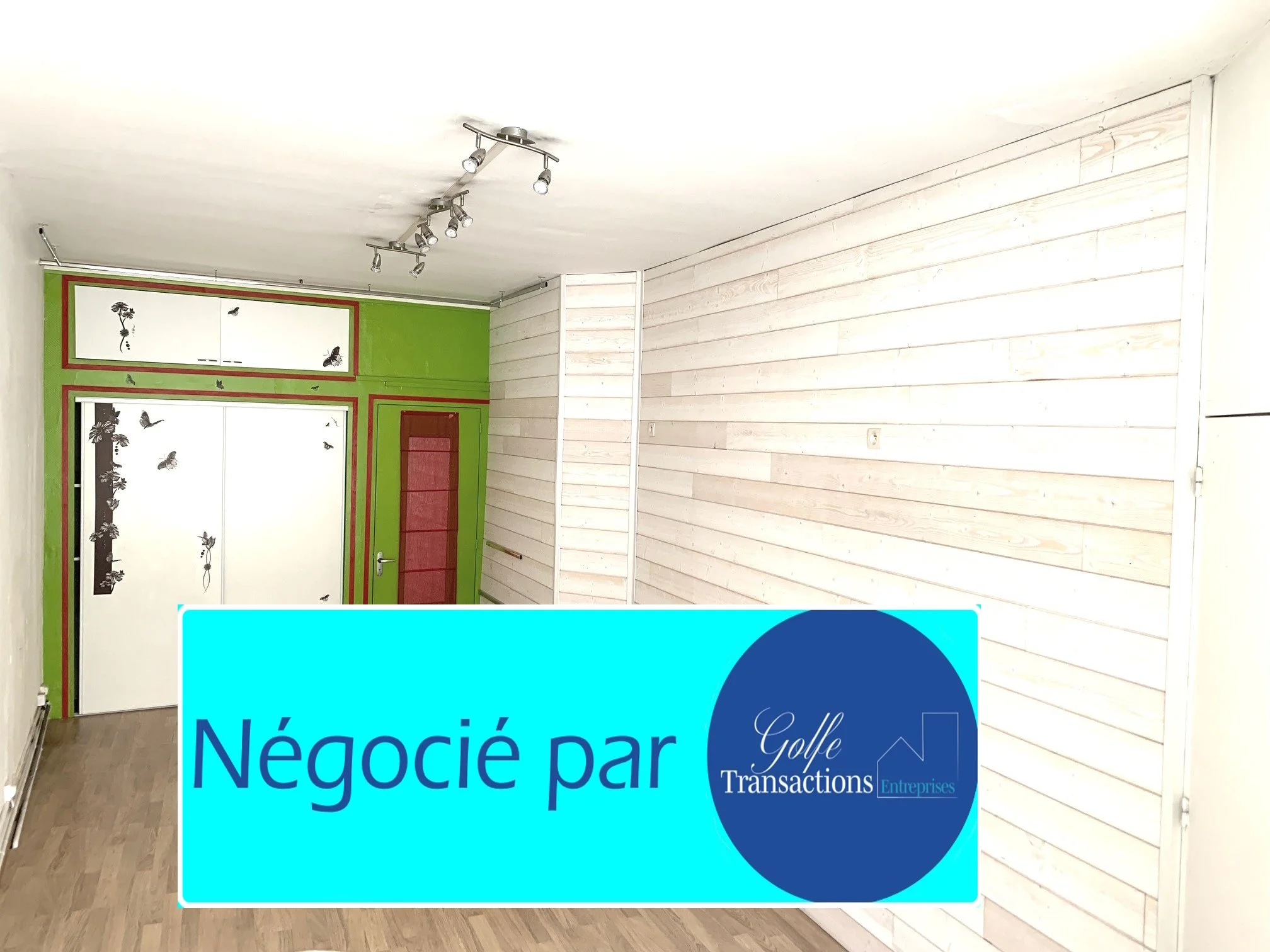 VANNES Centre location - Local commercial avec vitrine d’env. 25 m². Réf 037. 