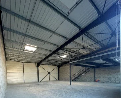 VANNES-Est, cellule de stockage 220 m² env. 