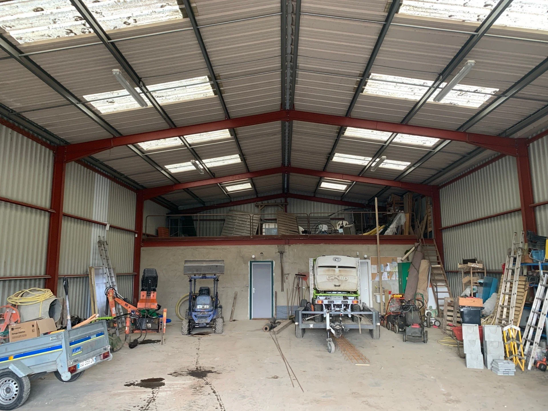 Entre VANNES et AURAY - STOCKAGE avec bureaux - superficie 300 m² env. 