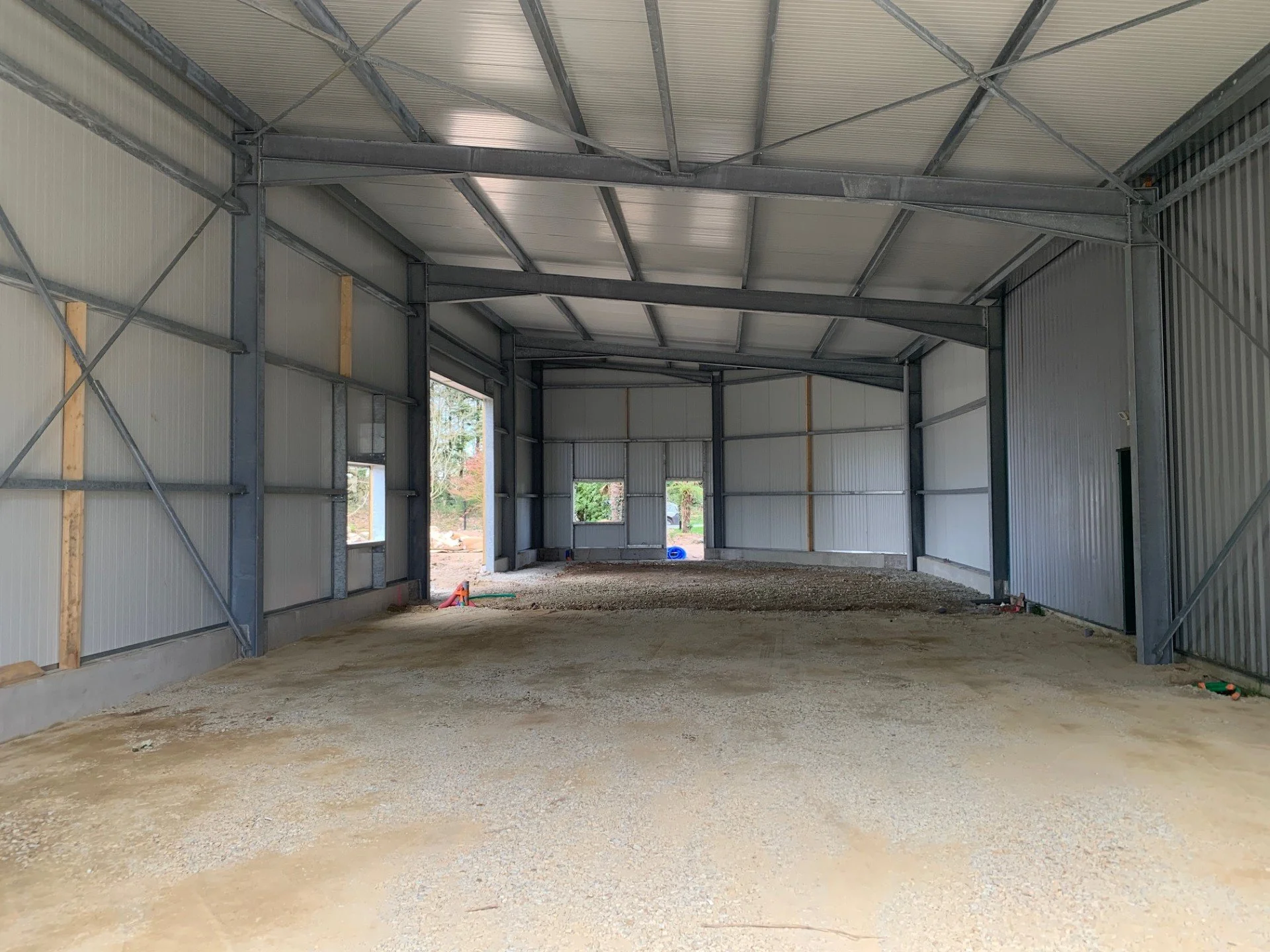 Entre VANNES et AURAY - STOCKAGE NEUF isolé double-peau avec porte sectionnelle.  125 m² env. 