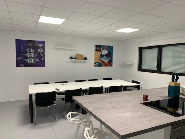 Situés en AURAY et VANNES- LOCATION CELLULE D’ACTIVITES avec  BUREAUX TBE - Réf 197
